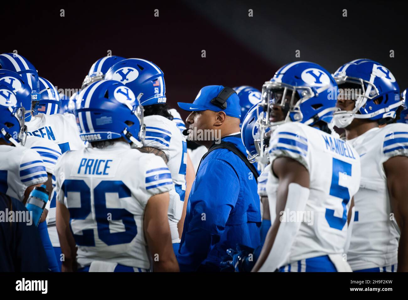 L'entraîneur-chef de BYU Cougars Kalani Sitake se fixe sur le terrain lors d'un match de football universitaire NCAA contre les chevaux de Troie de la Californie du Sud.Les Cougars d Banque D'Images