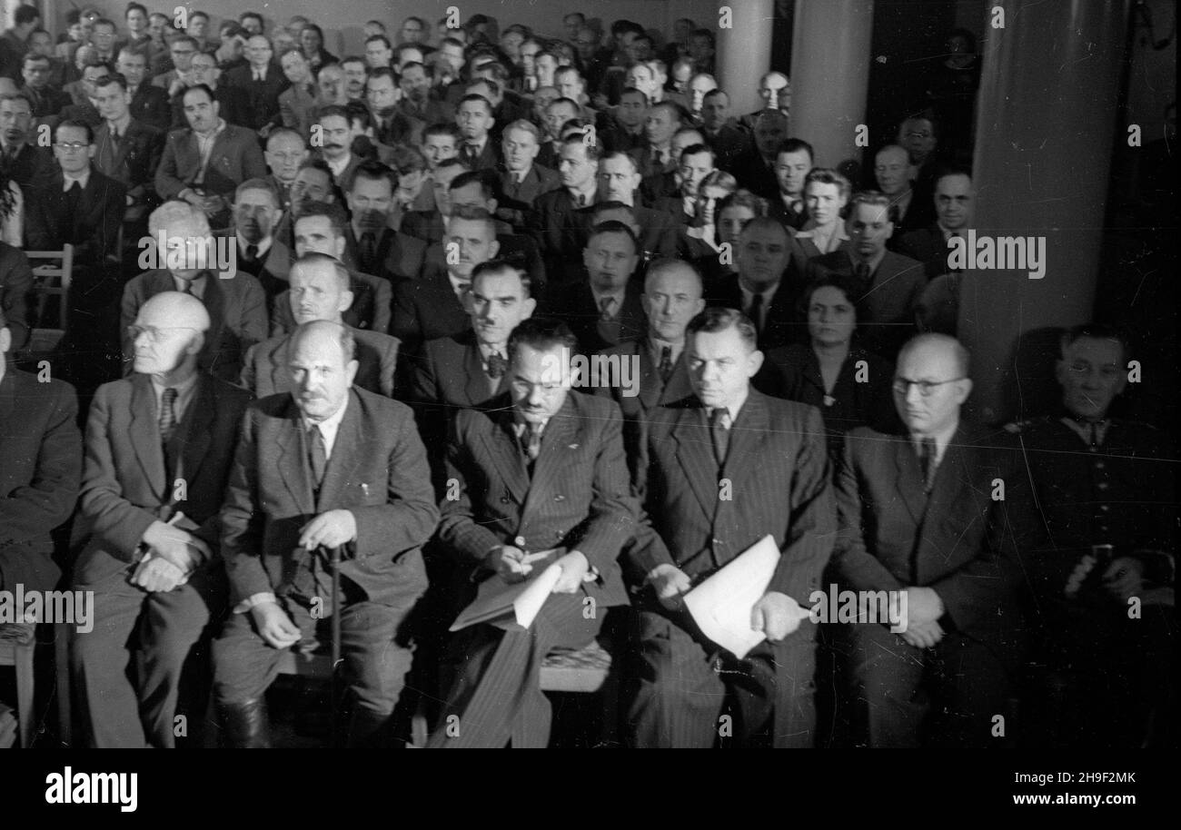 Varsovie, 1947-12-07.Obrady Rady Naczelnej Stronnictwa Ludowego W gmachu partii przy ul.Bagatela.W pierwszym rzêdzie od lewej m.in. Prezes SL Wincenty Baranowski (1), marsza³ek Sejmu W³adys³aw Kowalski (2), przewodnicz¹cy Klubu Poselskiego SL Jan Grubecki (3), ministre lasów Boles³aw Podedworny (4), gen.Gustaw Paszkiewicz (6). po/mgs/mb PAPVarsovie, le 7 décembre 1947.Débats du Conseil principal du Parti paysan (SL) sur la rue Bagatela.Photo dans la première rangée à partir de la droite: Chef de SL Wincenty Baranowski (1er), Président de Sejm Wladyslaw Kowalski (2e), chef du caucus parlementaire de SL Jan Gru Banque D'Images