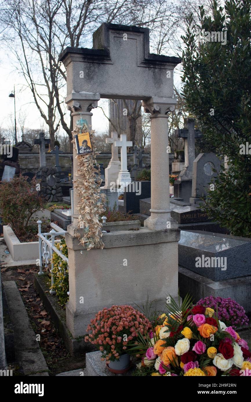 Tombe de l'auteur français Guy de Maupassant au cimetière Montparnasse, Paris, France Banque D'Images