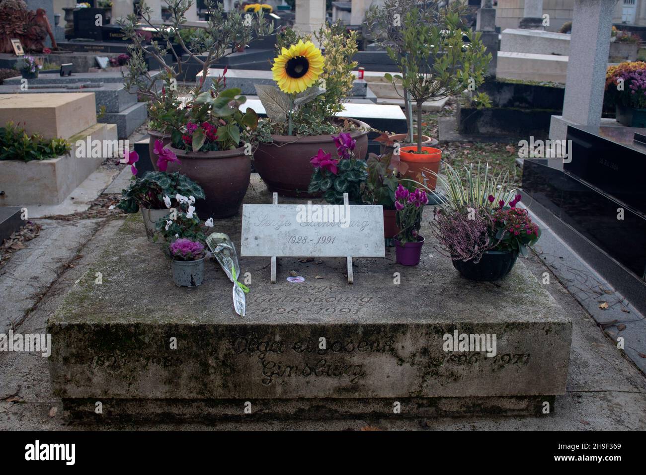 La tombe de Serge Gainsbourg, cimetière Montparnasse, Paris, France