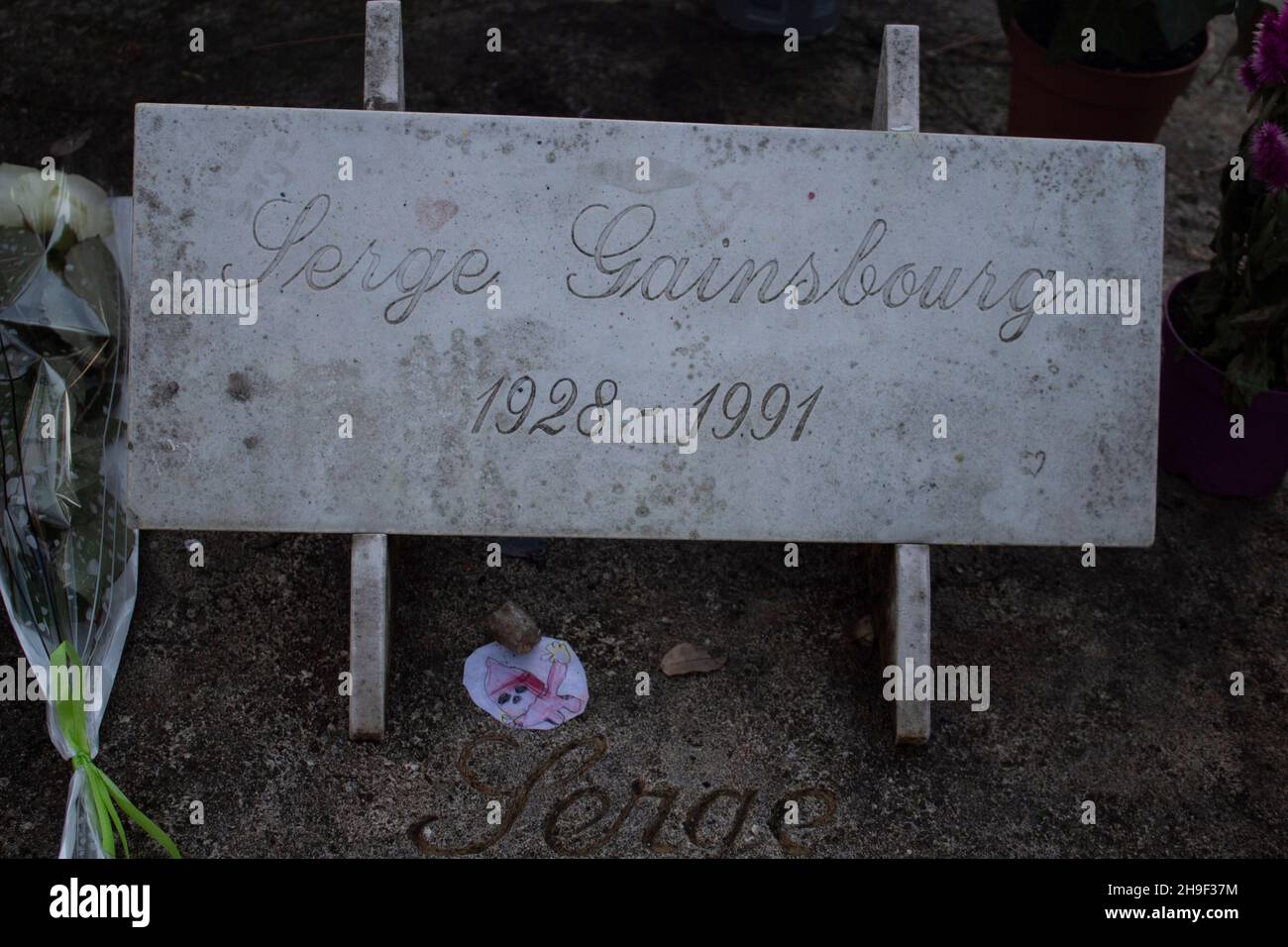 La tombe de Serge Gainsbourg, cimetière Montparnasse, Paris, France