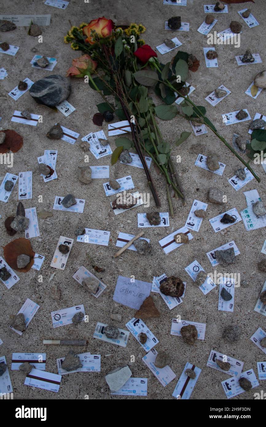 La tombe de Jean-Paul Sartre et de Simone de Beauvoir qui furent tous deux enterrés cimetière Montparnasse Paris France Banque D'Images