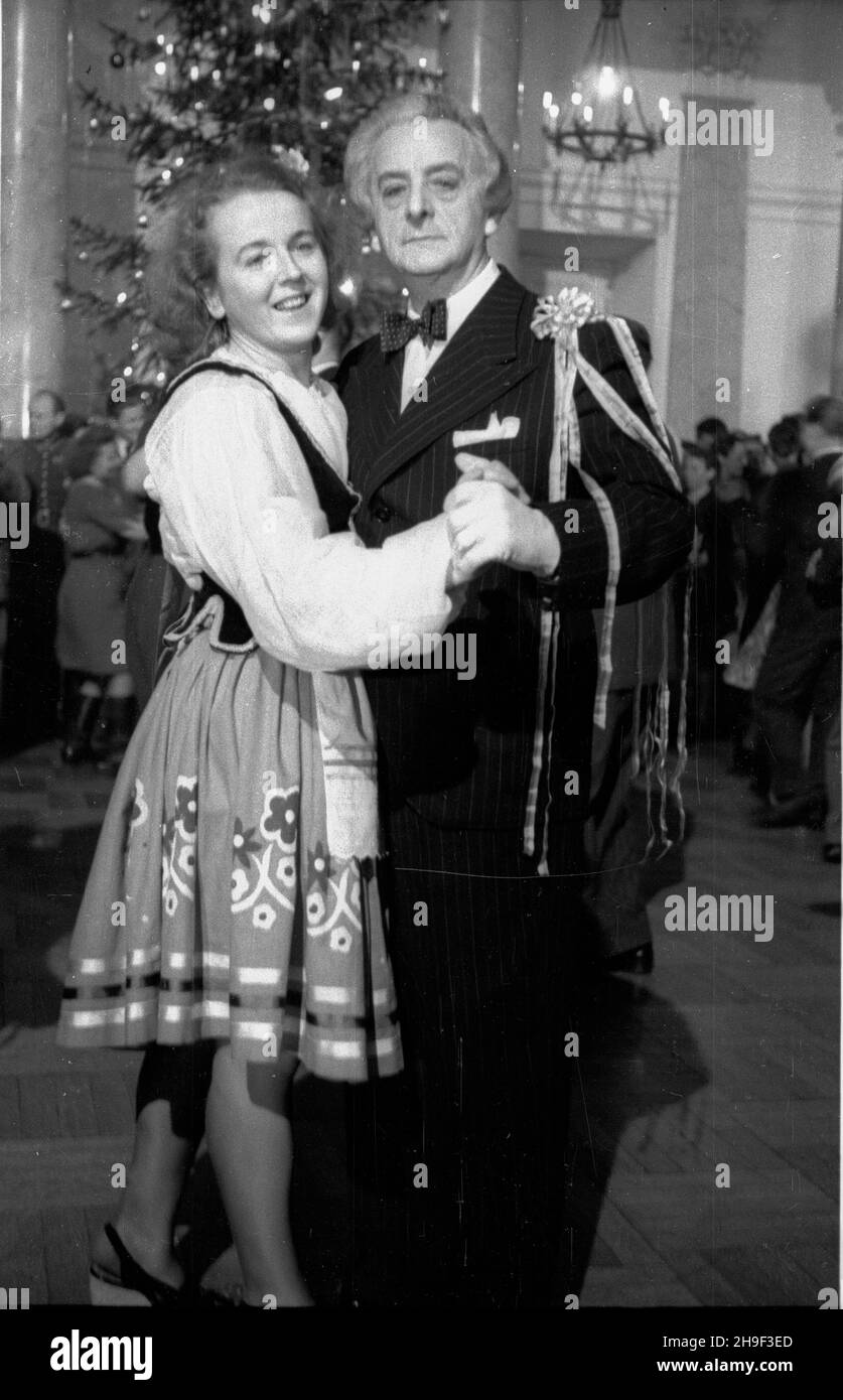 Varsovie, 1947-12-31.Bal Sylwestrowy W Urzêdzie Rady Ministrów (al.Ujazdowskie) z udzia³em 1500 goœci.NZ. m.in.Aleksander Sobiszewski (P) - tancerz, choreograf i pedagog, prezes Zwi¹zku Artystów Baletu i Nauczycieli Tañca. bb/gr PAPVarsovie, le 31 décembre 1947.La fête de la Saint-Sylvestre dans un QG du Conseil des ministres (à Ujazdowskie Alley) a réuni 1500 invités.Photo : Aleksander Sobiszewski, danseuse, chorégraphe, éducatrice, présidente du Syndicat des artistes de ballet et des éducateurs de danse. bb/gr PAP Banque D'Images