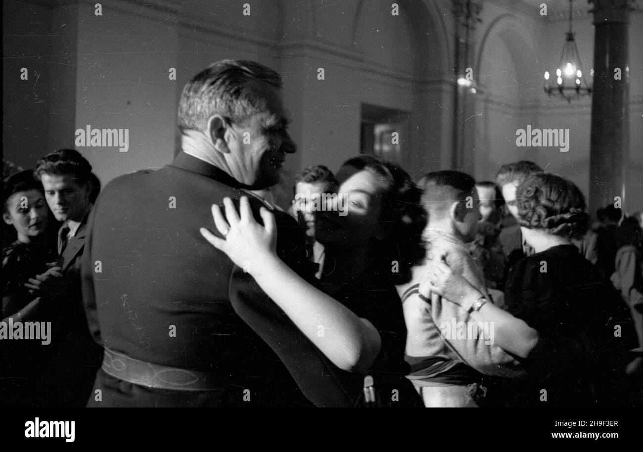 Varsovie, 1947-12-31.Bal Sylwestrowy W Urzêdzie Rady Ministrów (al.Ujazdowskie) z udzia³em 1500 goœci.NZ. ministre obrony narodowej, marsza³ek RP Micha³ Rola-¯ymierski tañczy z ¿on¹ premiera Józefa Cyrankiewicza, aktork¹ Nin¹ Andrycz. bb/gr PAPVarsovie, le 31 décembre 1947.La fête de la Saint-Sylvestre dans un QG du Conseil des ministres (à Ujazdowskie Alley) a réuni 1500 invités.Photo : Ministre de la Défense, Maréchal de Pologne Michal Rola-Zymierski dansant avec l'actrice, Nina Andrycz, épouse du PM Jozef Cyrankiewicz. bb/gr PAP Banque D'Images