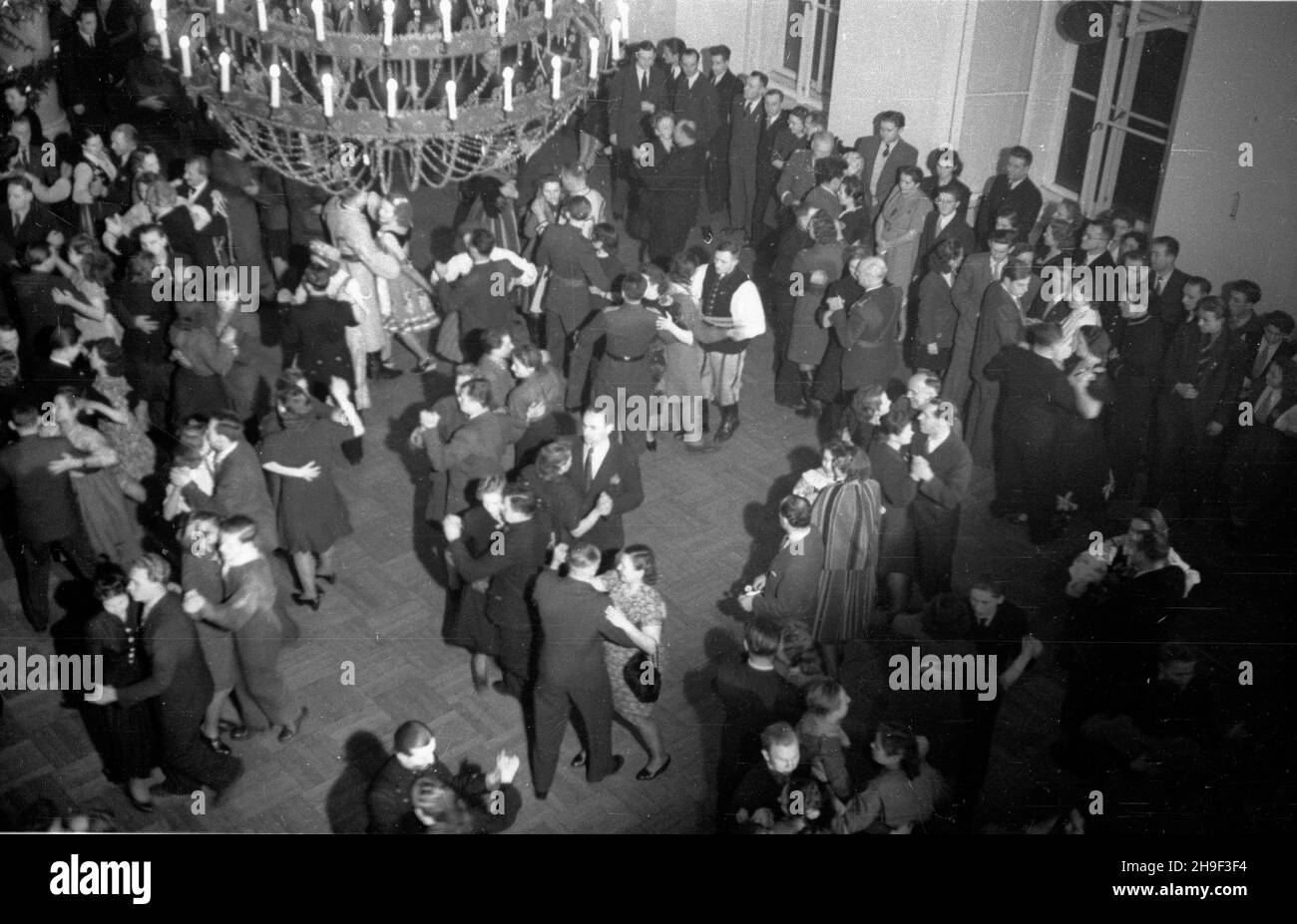 Varsovie, 1947-12-31.Bal Sylwestrowy W Urzêdzie Rady Ministrów (al.Ujazdowskie) z udzia³em 1500 goœci. bb/gr PAPVarsovie, le 31 décembre 1947.La fête de la Saint-Sylvestre dans un QG du Conseil des ministres (à Ujazdowskie Alley) a réuni 1500 invités. bb/gr PAP Banque D'Images