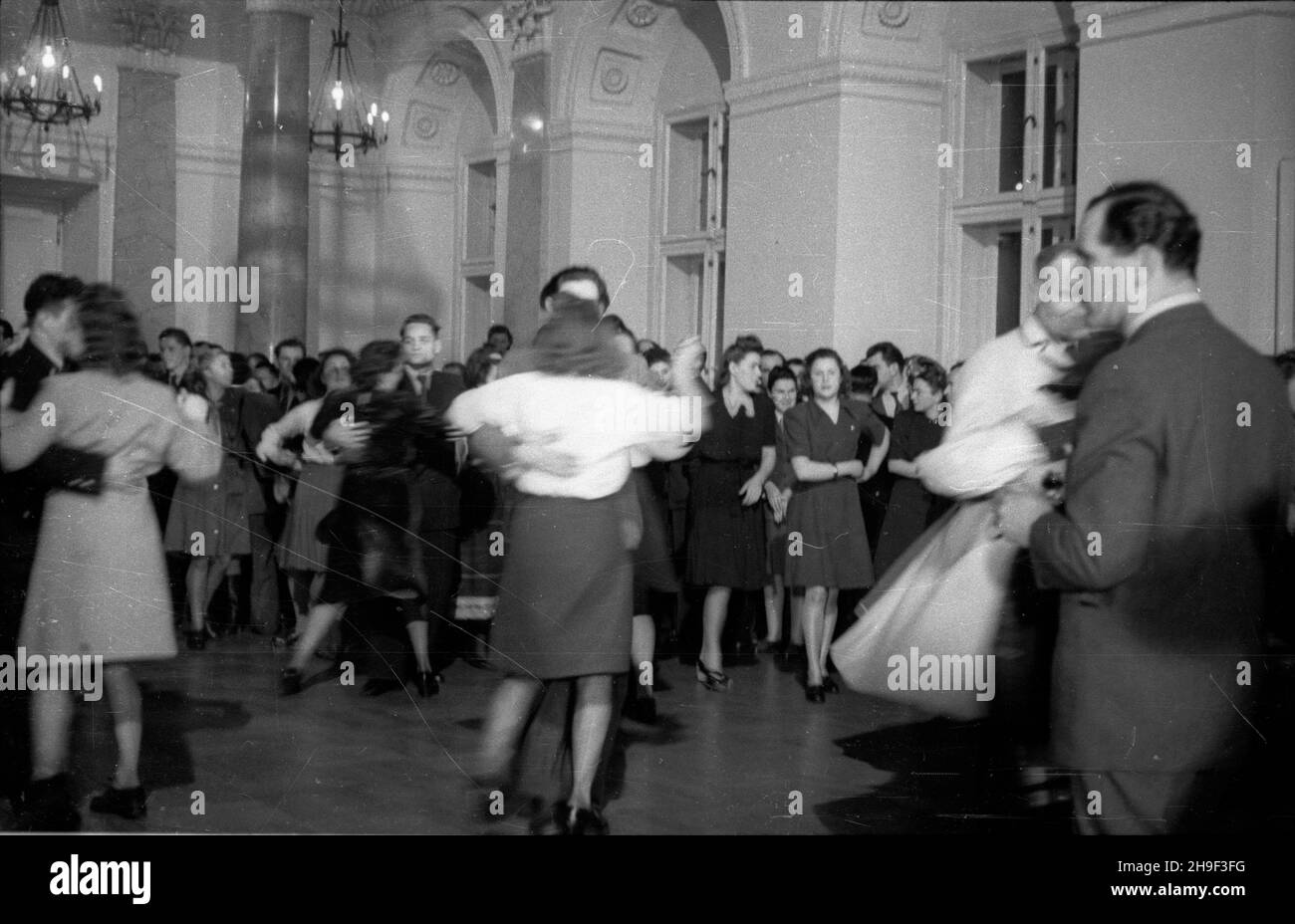 Varsovie, 1947-12-31.Bal Sylwestrowy W Urzêdzie Rady Ministrów (al.Ujazdowskie) z udzia³em 1500 goœci. bb/gr PAPVarsovie, le 31 décembre 1947.La fête de la Saint-Sylvestre dans un QG du Conseil des ministres (à Ujazdowskie Alley) a réuni 1500 invités. bb/gr PAP Banque D'Images