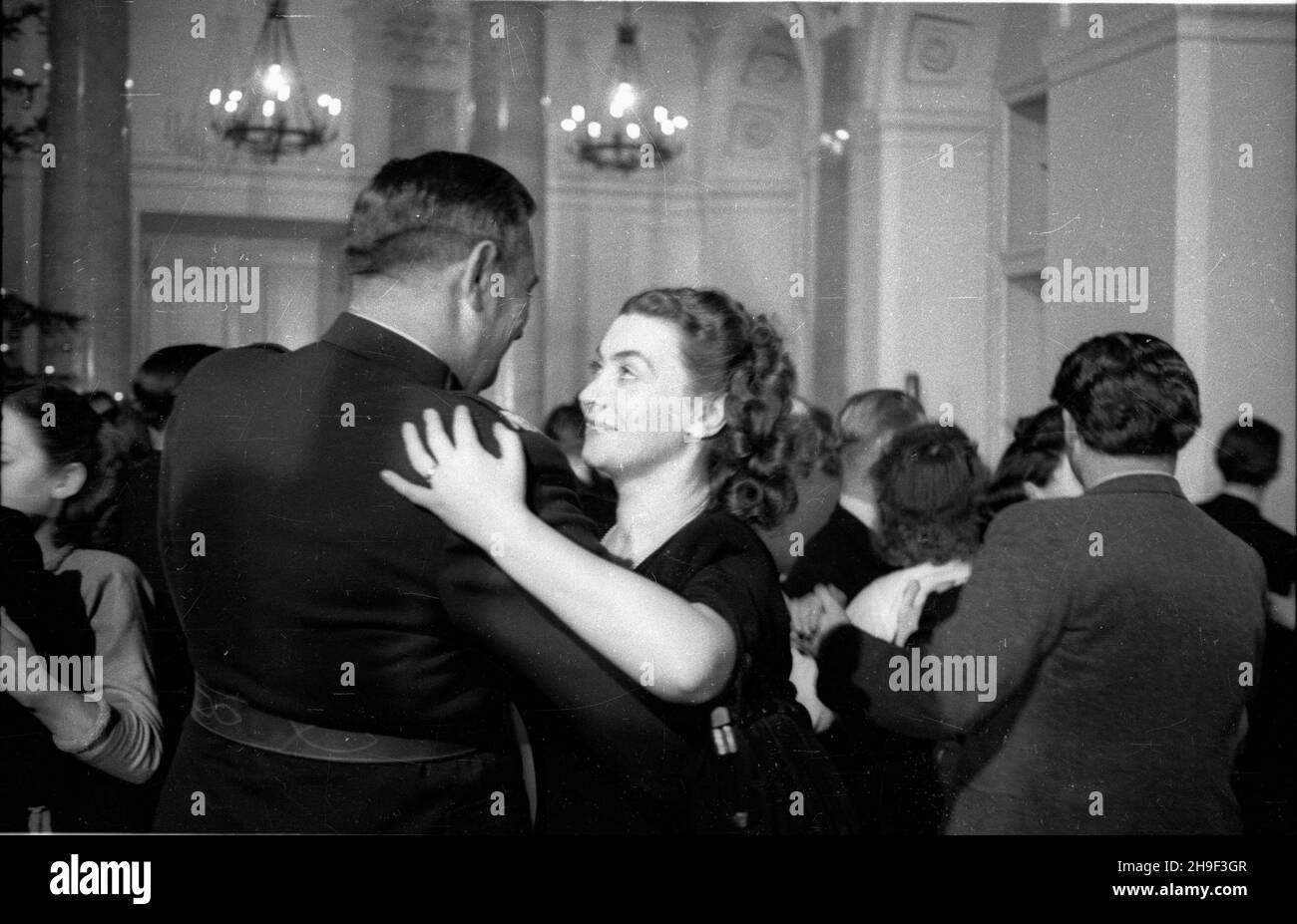 Varsovie, 1947-12-31.Bal Sylwestrowy W Urzêdzie Rady Ministrów (al.Ujazdowskie) z udzia³em 1500 goœci.NZ. ministre obrony narodowej, marsza³ek RP Micha³ Rola-¯ymierski tañczy z ¿on¹ premiera Józefa Cyrankiewicza, aktork¹ Nin¹ Andrycz. bb/gr PAPVarsovie, le 31 décembre 1947.La fête de la Saint-Sylvestre dans un QG du Conseil des ministres (à Ujazdowskie Alley) a réuni 1500 invités.Photo : Ministre de la Défense, Maréchal de Pologne Michal Rola-Zymierski dansant avec l'actrice, Nina Andrycz, épouse du PM Jozef Cyrankiewicz. bb/gr PAP Banque D'Images