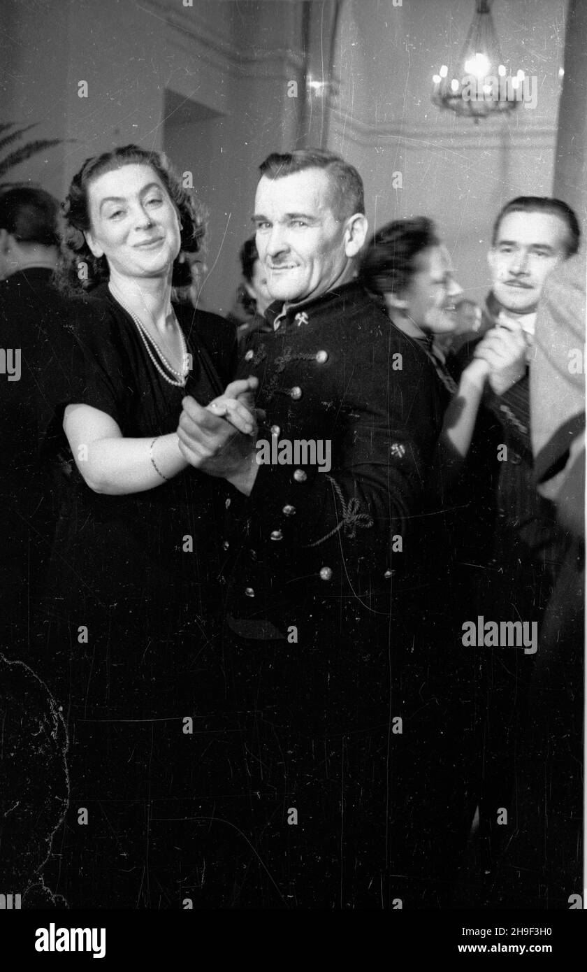 Varsovie, 1947-12-31.Bal Sylwestrowy W Urzêdzie Rady Ministrów (al.Ujazdowskie) z udzia³em 1500 goœci.NZ.¿a premiera Józefa Cyrankiewicza, aktorka Nina Andrycz tañczy z górnikiem. bb/gr PAPVarsovie, le 31 décembre 1947.La fête de la Saint-Sylvestre dans un QG du Conseil des ministres (à Ujazdowskie Alley) a réuni 1500 invités.Photo : actrice, Nina Andrycz, femme du PM Jozef Cyrankiewicz, dansant avec le mineur. bb/gr PAP Banque D'Images