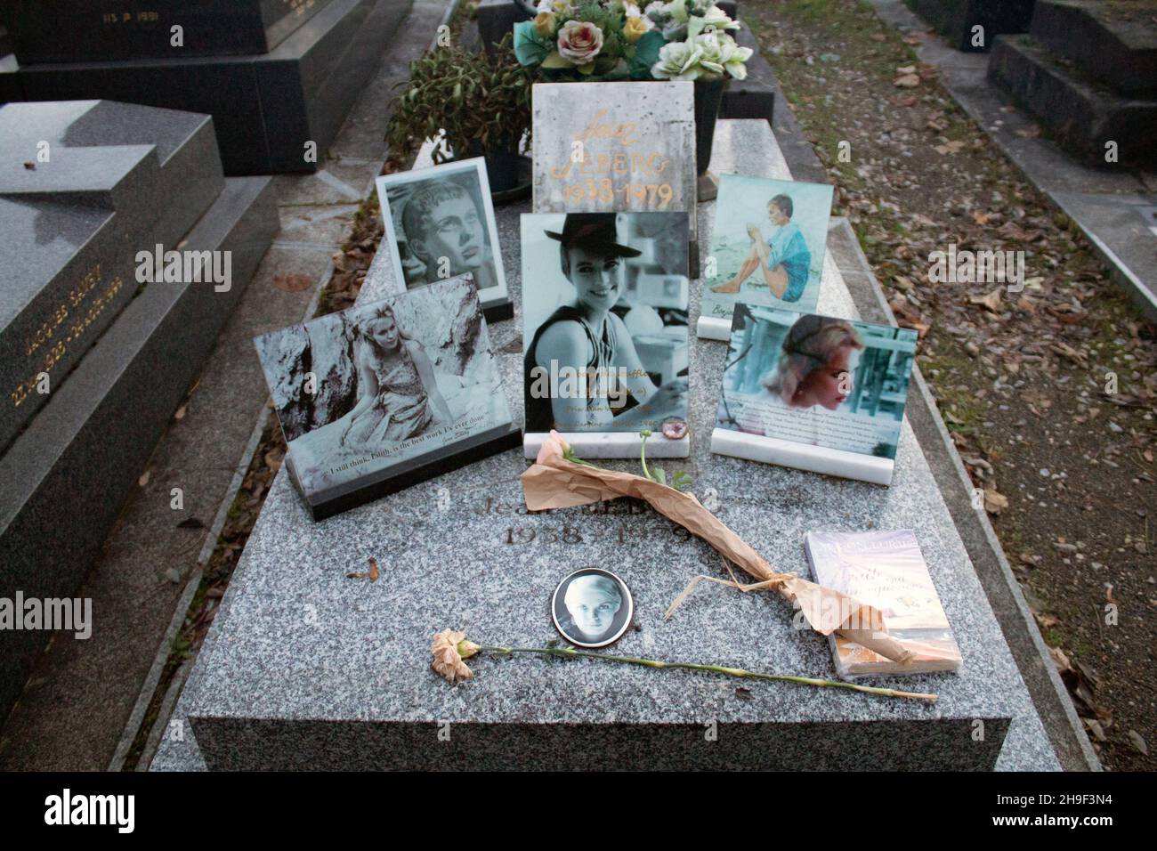 Photographies de l'actrice Jean Seberg sur sa tombe au cimetière Montparnasse, Paris, France Banque D'Images