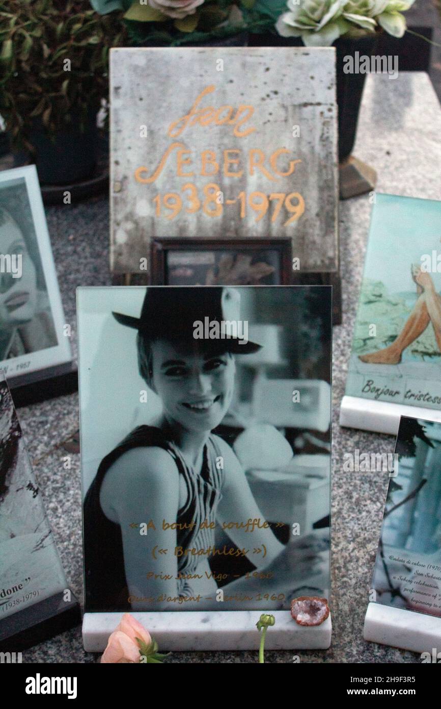 Photographies de l'actrice Jean Seberg sur sa tombe au cimetière Montparnasse, Paris, France Banque D'Images