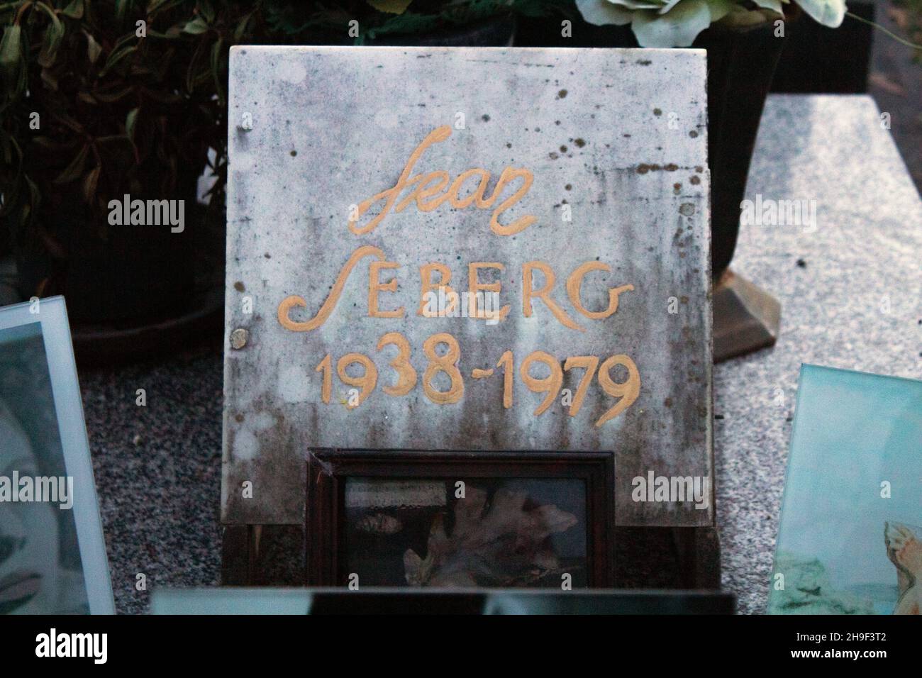 Photographies de l'actrice Jean Seberg sur sa tombe au cimetière Montparnasse, Paris, France Banque D'Images