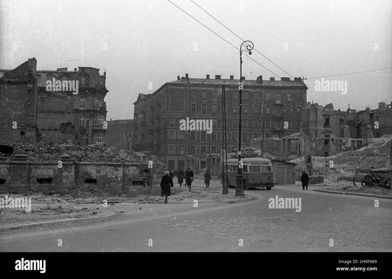 Varsovie, 1948-01.Zrujnowany plac Napoleona (Warecki, Powstañców Warszawy).Widok W stronê wlotu ul.Szpitalnej.Na pierwszym planie z lewej wlot ul.Warecciej.Trolejbus linii A kursuj¹cy na trasie pl.UNII Lubelskiej-Trêbacka.W g³êbi z lewej naro¿na kamienica Wedla. bb/gr PAP Dok³adny dzieñ wydarzenia nieustalony.Varsovie, le 1948 janvier.Détruit la place Napoléon (Warecki, Powstancow Warszawy Square).Sur la gauche rue Szpitalna. bb/gr PAP Banque D'Images