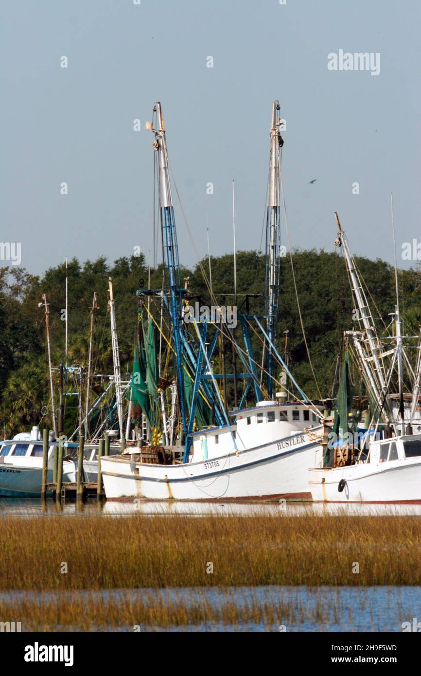 Des bateaux à crevettes amarrés au quai le long de la côte de Caroline du Sud (États-Unis) à Fripp Island. Banque D'Images