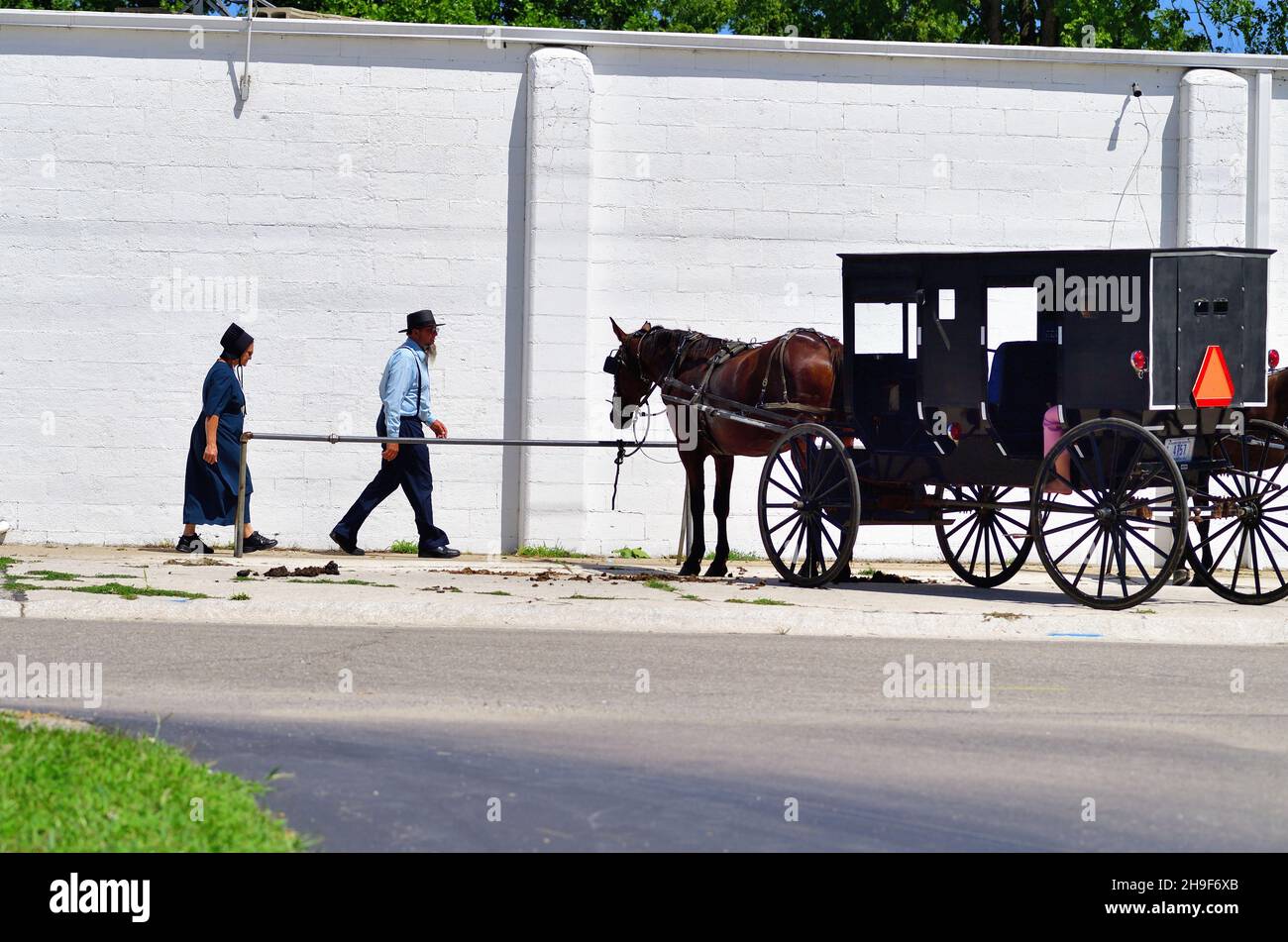 Lagrange, Indiana, États-Unis.Après avoir fait du shopping, un couple Amish revient à leur calèche. Banque D'Images