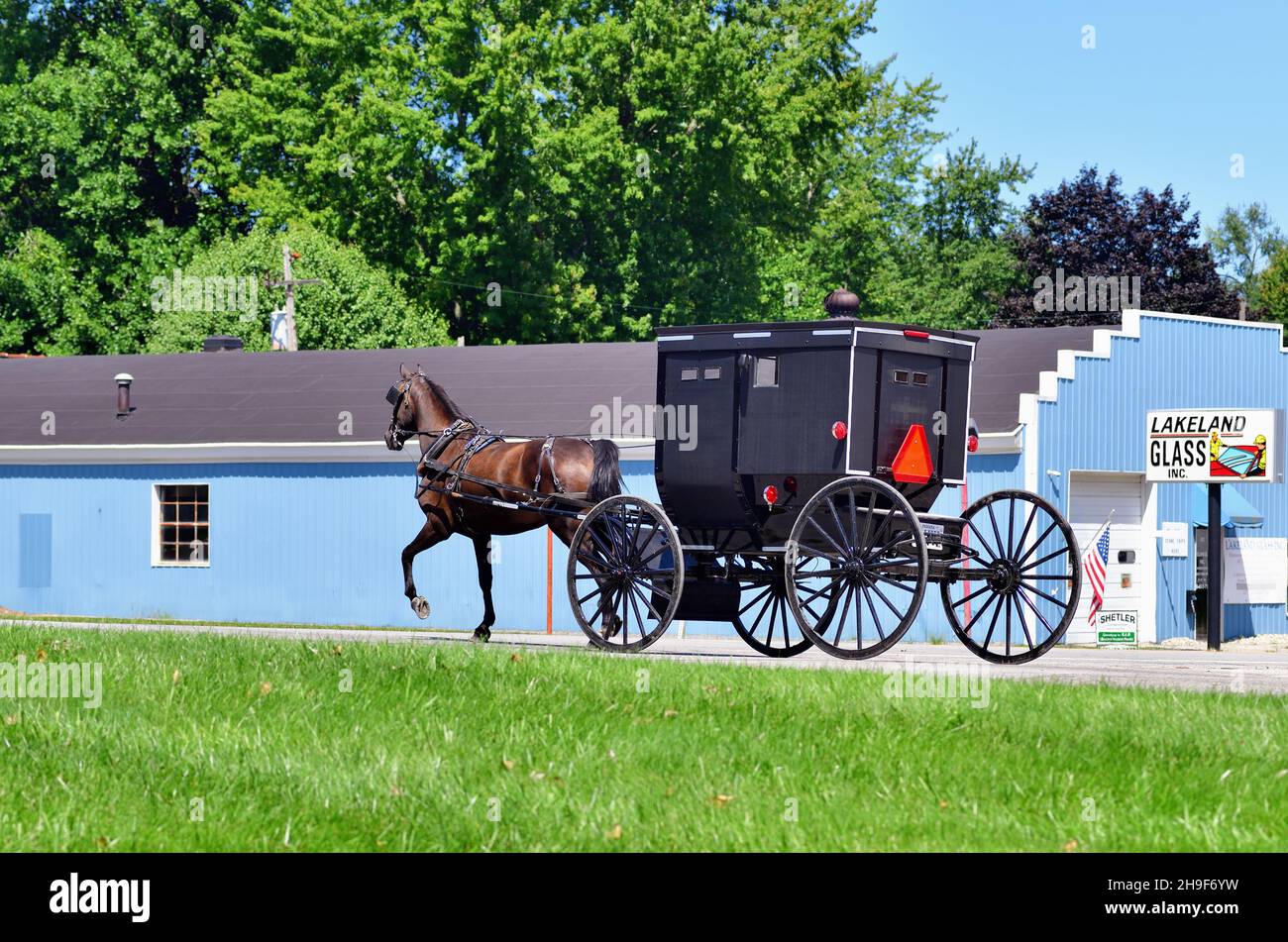 Lagrange, Indiana, États-Unis.Une calèche ou un buggy Amish dans une petite communauté du nord-est de l'Indiana traversant une autoroute. Banque D'Images