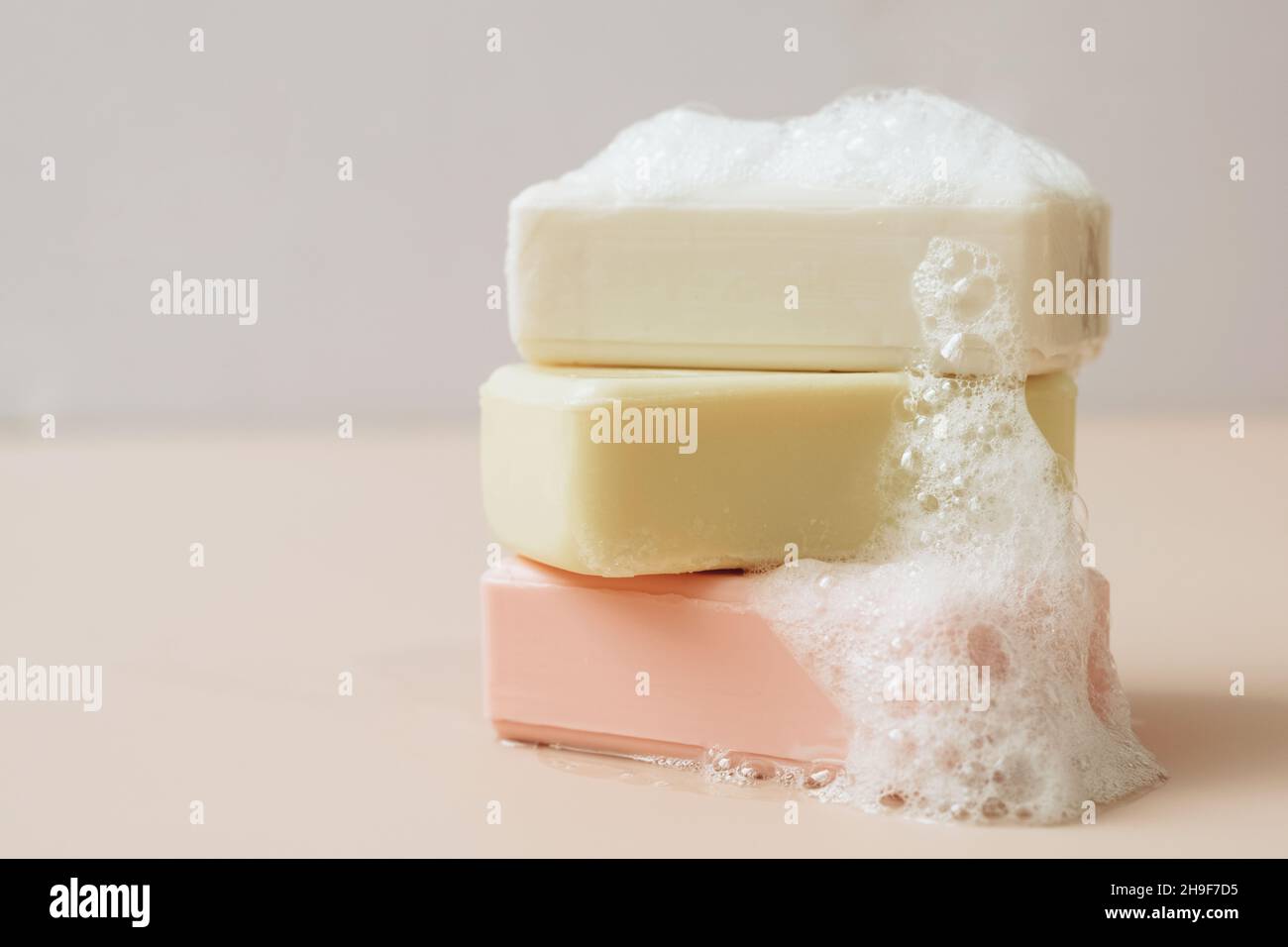 Une barre de savon biologique fait main avec de grandes bulles de mousse.Santé beauté produits naturels concept.Cosmétiques biologiques. Banque D'Images