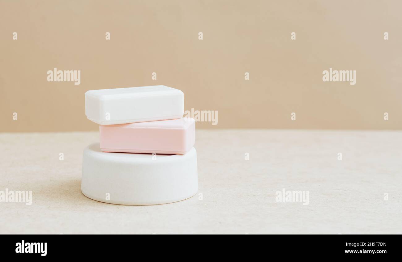Barres de savon en matières premières naturelles fond beige.Cosmétiques biologiques concept santé spa cosmétiques naturels Banque D'Images