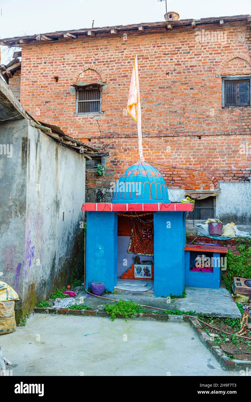 Petit sanctuaire familial hindou bleu à Pragpur, un village patrimonial dans le district de Kagra, Himachal Pradesh, Inde Banque D'Images