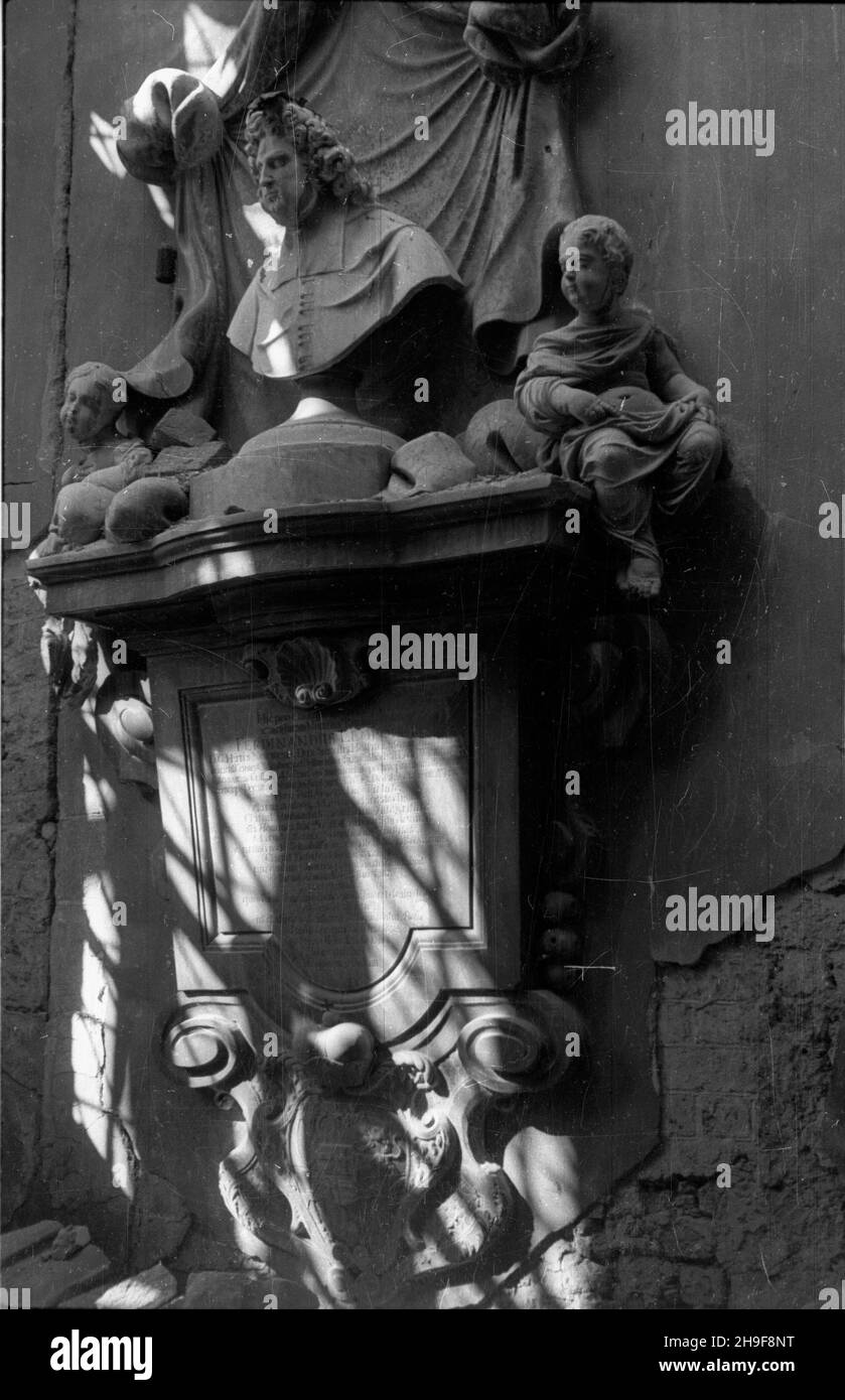 Wroc³aw, 1948-01-01.Ostrów Tumski.œw Katedra.Jana Chrzciela.NZ. Épitafium Ferdinanda Leopolda c. Holstein-Sonderburga W kapillicy Mariackiej, wykonane po 1702 roku. msa PAP Dok³adny miesi¹c i dzieñ wydarzenia nieustalone.Wroclaw, 1er janvier 1948.Ostrow Tumski.La cathédrale Saint-Jean-Baptiste.Photo : épitaphe de Ferdinand Leopold c. Holstein-Sonderburg à la chapelle Marian Cathedal gravée après 1702. msa PAP Banque D'Images