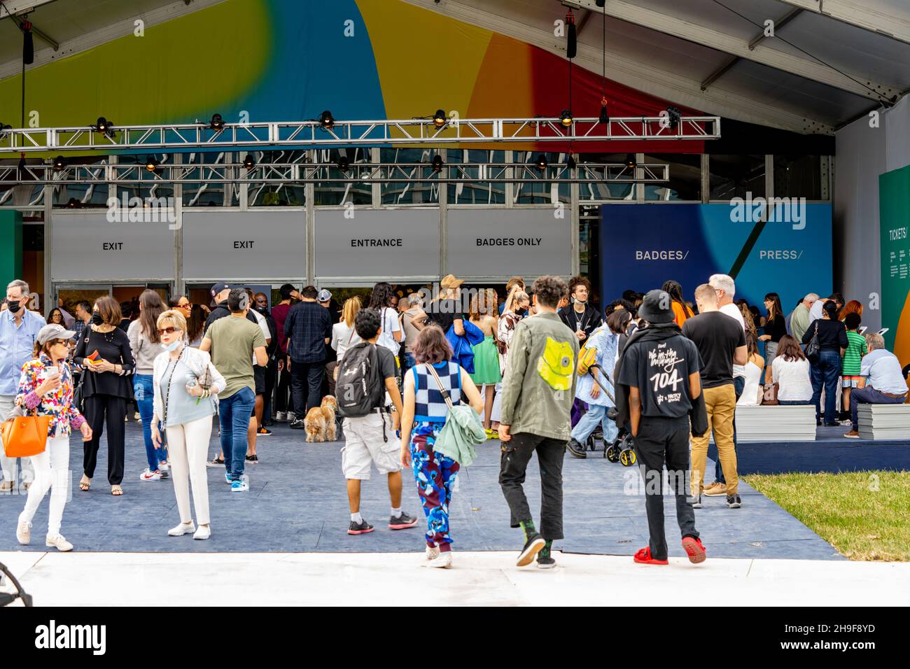 Miami Beach, Floride, États-Unis - 4 décembre 2021 : scène au Miami Beach Art Basel Banque D'Images