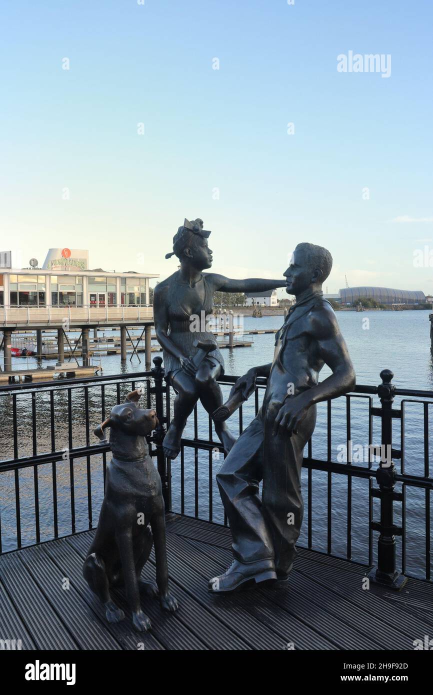 Des gens comme nous, Bronze Sculpture à Mermaid Quay, Cardiff Bay, pays de Galles Banque D'Images