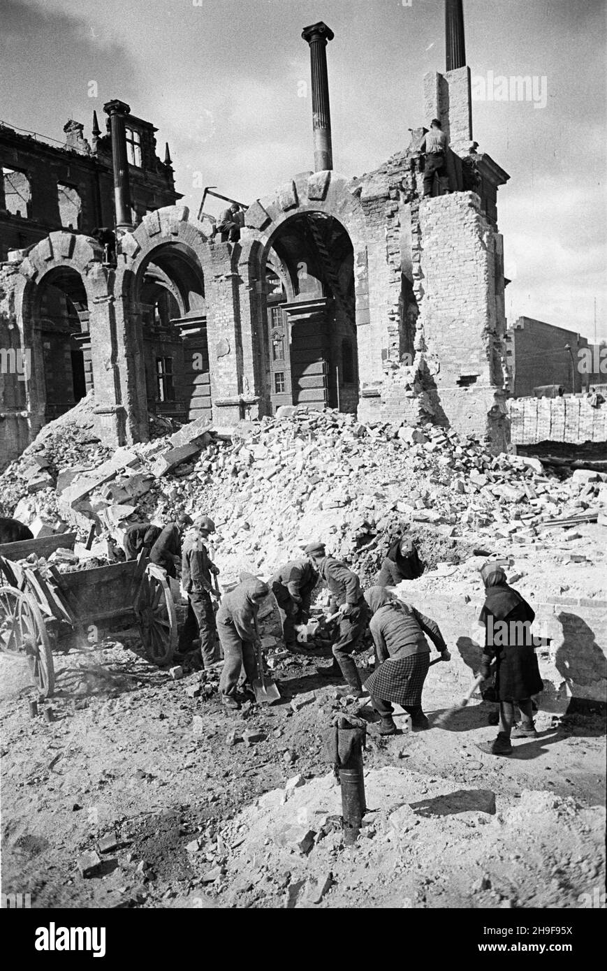 Gdañsk, 1948.Ruiny zniszczonego podczas II wojny œwiatowej budynku Senatu Wolnego Miasta Gdañska przy ul.Nowe Ogrotty. mgs PAP Dok³adny miesi¹c i dzieñ wydarzenia nieustalone.Gdansk, 1948.Les ruines du bâtiment endommagé par la guerre du Sénat de la ville libre de Danzig (Wolne Miasto Gdansk) sur la rue Nowe Ogrotty. mgs PAP Banque D'Images