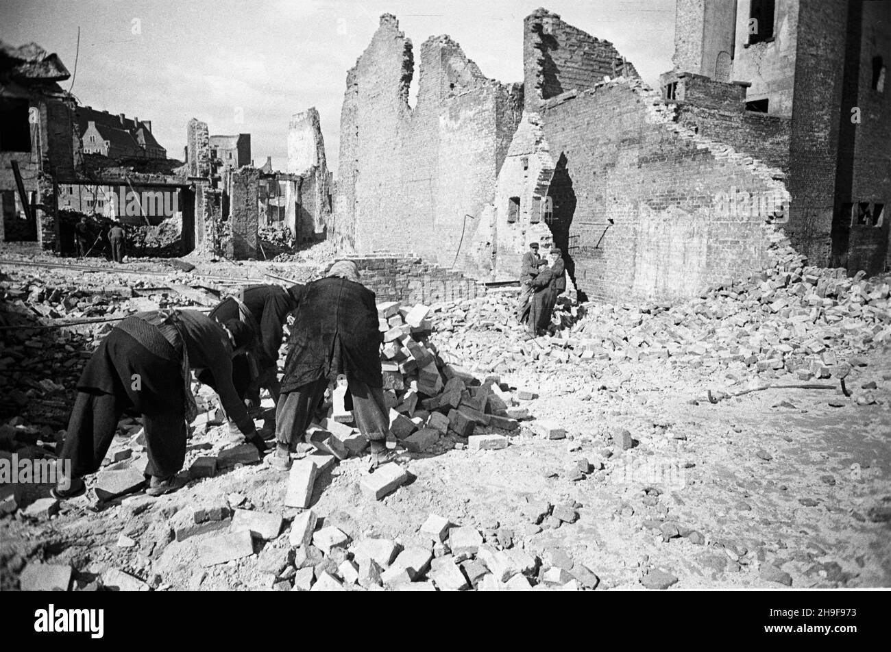 Gdañsk, 1948.Usuwanie gruzu W rejonie ul.El¿bietañskiej, po budynkach zniszczonych podczas II wojny œwiatowej. kw PAP Dok³adny miesi¹c i dzieñ wydarzenia nieustalone.Gdansk, 1948.Enlèvement des gravats des bâtiments endommagés par la guerre dans la rue Elzbietanska. kw PAP Banque D'Images