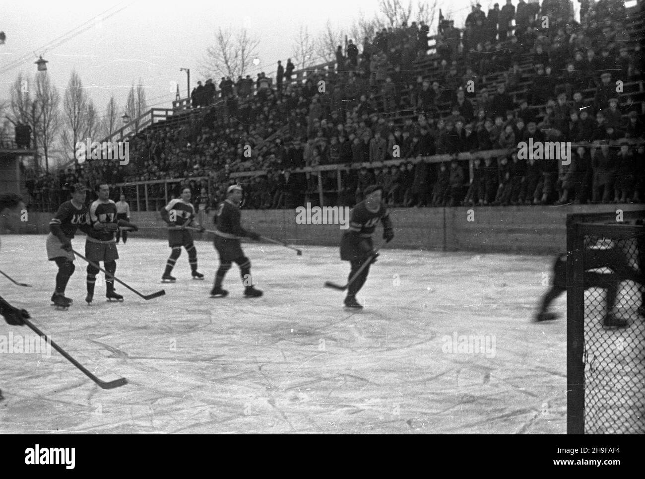 Varsovie, 1948-01.Lodowisko na kortach Wojskowego Klubu Sportowego Legia.W dniach 17-18 stycznia odby³y siê dwa mecze hokejowe miêdzy dru¿Dynamic: WKS Legia i £KS (€ódzki Klub Sportowy).OBA mecze wygra³a dru¿yna WKS Legia. bk PAP Dok³adny dzieñ wydarzenia nieustalony.Varsovie, le 1948 janvier.Une patinoire sur les courts du club sportif militaire Legia.Deux matchs de hockey ont été joués le 17-18 janvier entre le WKS Legia et le LKS (Lodzki Sports Club).Les deux ont été remportés par WKS Legia. bk PAP Banque D'Images