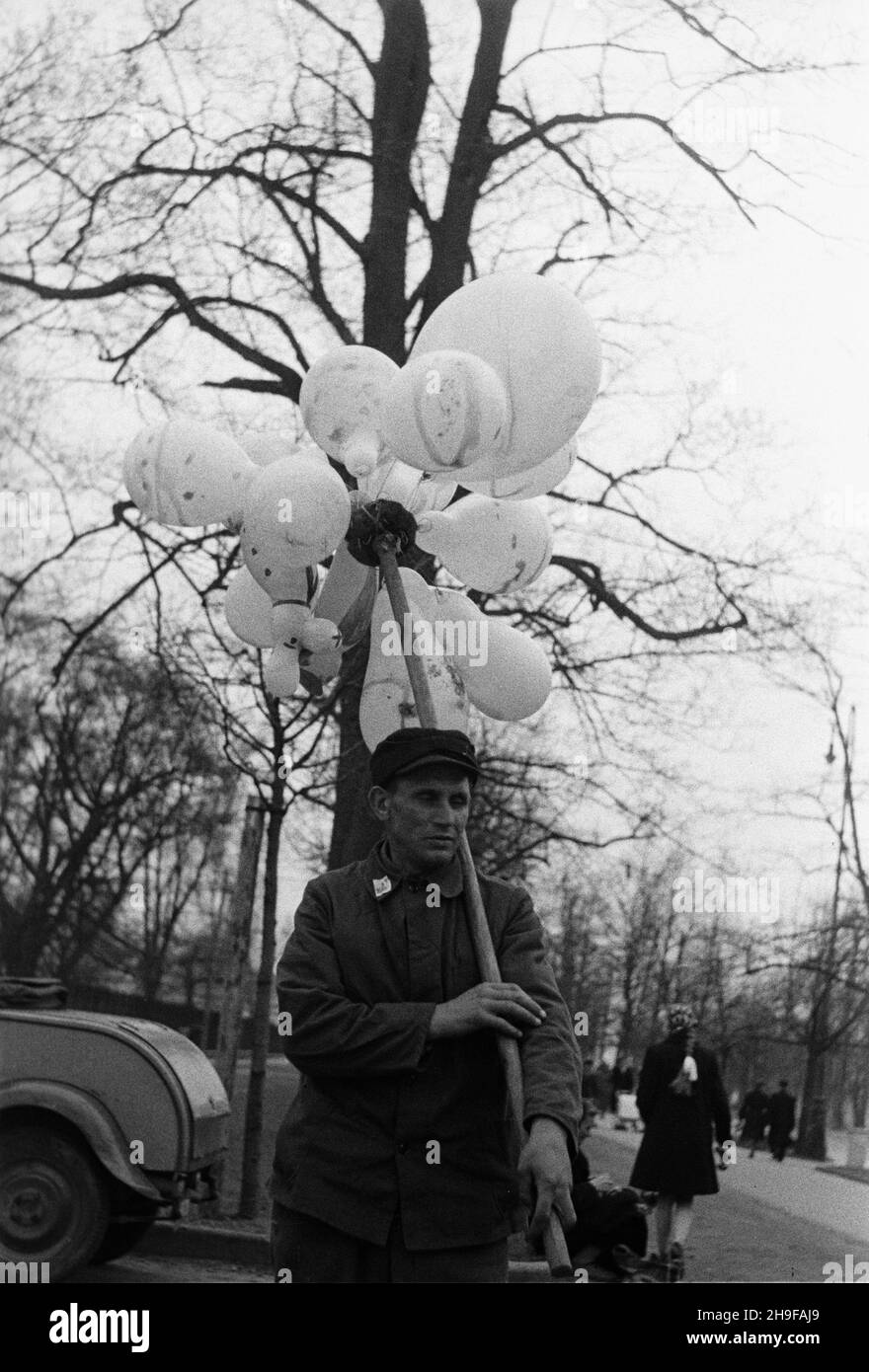 Varsovie, 1948.Sprzeda¿ balonów W Alejach Ujazdowskich. msa PAP Dok³adny miesi¹c i dzieñ wydarzenia nieustalone.Varsovie, 1948.Un fournisseur de ballons dans l'avenue Ujazdowskie. msa PAP Banque D'Images