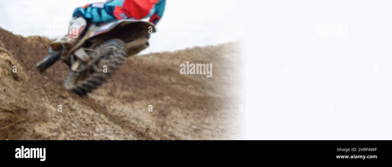 Silhouette floue, le coureur de moto entre dans le tour sur la piste de terre de course.Concept d'extrême.Bannière, espace de copie Banque D'Images