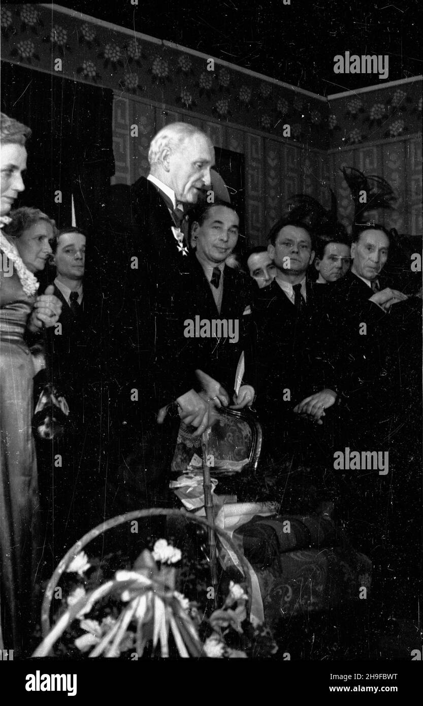 Varsovie, 1948-01-07.Jubileusz 65-lecia pracy artystycznej aktora Paw³a Ower³³y W Teatrze Rozmaitoœci.NZ. Przemówienie jubilata.W uroczystoœci uczestniczy dyrektor Departamentu Teatru Ministerstwa Kultury i Sztuki Stanis³aw Ryszard Dobrowolski (3P). bb/mgs PAPVarsovie, le 7 janvier 1948.Le 65e anniversaire de l'œuvre artistique de l'acteur Pawel Owerllo dans le Théâtre Rozmaitosci.Photo : Owerllo, ministère de la culture et de l'art Stanislaw Ryszard Dobrowolski (3 à droite). bb/mgs PAP Banque D'Images