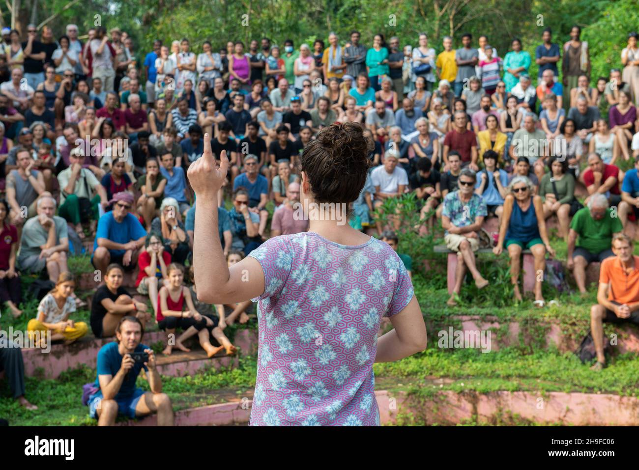 Auroville, Inde - 5 décembre 2021: Assemblée générale à Kalabhumi le lendemain de l'intervention forcée des excavatrices JCB dans la forêt de Bliss, à couper Banque D'Images