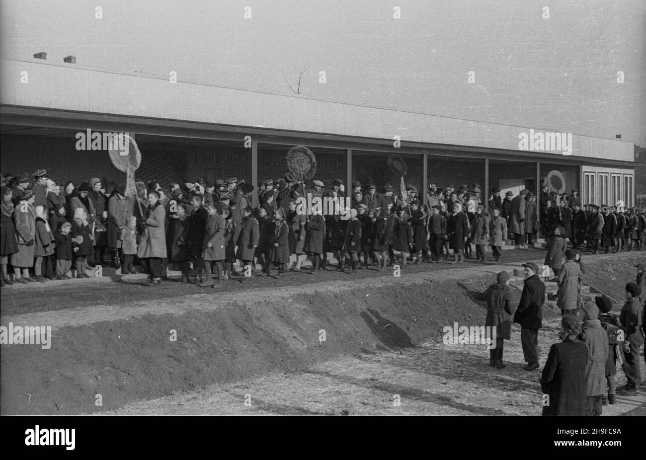 Varsovie, 1948-01-17.Inauguracja ogrodu jordanowskiego nr I przy ul.Ró¿anej, zbudowanego staraniem ¿o³nierzy Korpusu Bezpieczeñstwa Wewnêtrznego.NZ. Uroczysty pochód dzieci. bb/mgs PAPVarsovie, le 17 janvier 1948.Inauguration du terrain de jeu n° 1 pour enfants sur la rue Rozana, construit par des soldats du corps de sécurité interne.Photo: Enfants marchant. bb/mgs PAP Banque D'Images