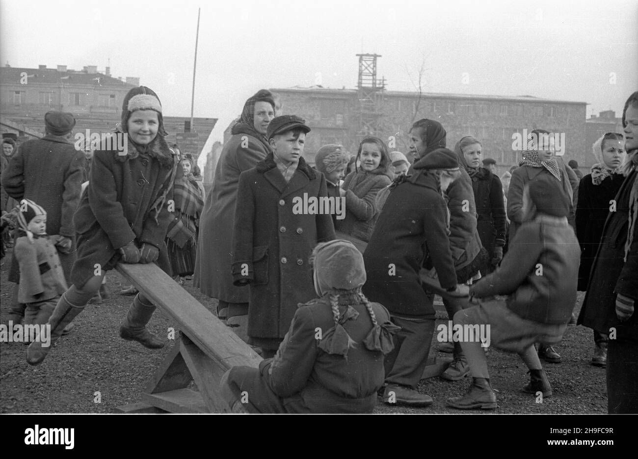 Varsovie, 1948-01-17.Inauguracja ogrodu jordanowskiego nr I przy ul.Ró¿anej, zbudowanego staraniem ¿o³nierzy Korpusu Bezpieczeñstwa Wewnêtrznego.NZ. Dzieci na huœtawkach. bb/mgs PAPVarsovie, le 17 janvier 1948.Inauguration du terrain de jeu n° 1 pour enfants sur la rue Rozana, construit par des soldats du corps de sécurité interne (KBW).Photo : enfants sur balançoires. bb/mgs PAP Banque D'Images