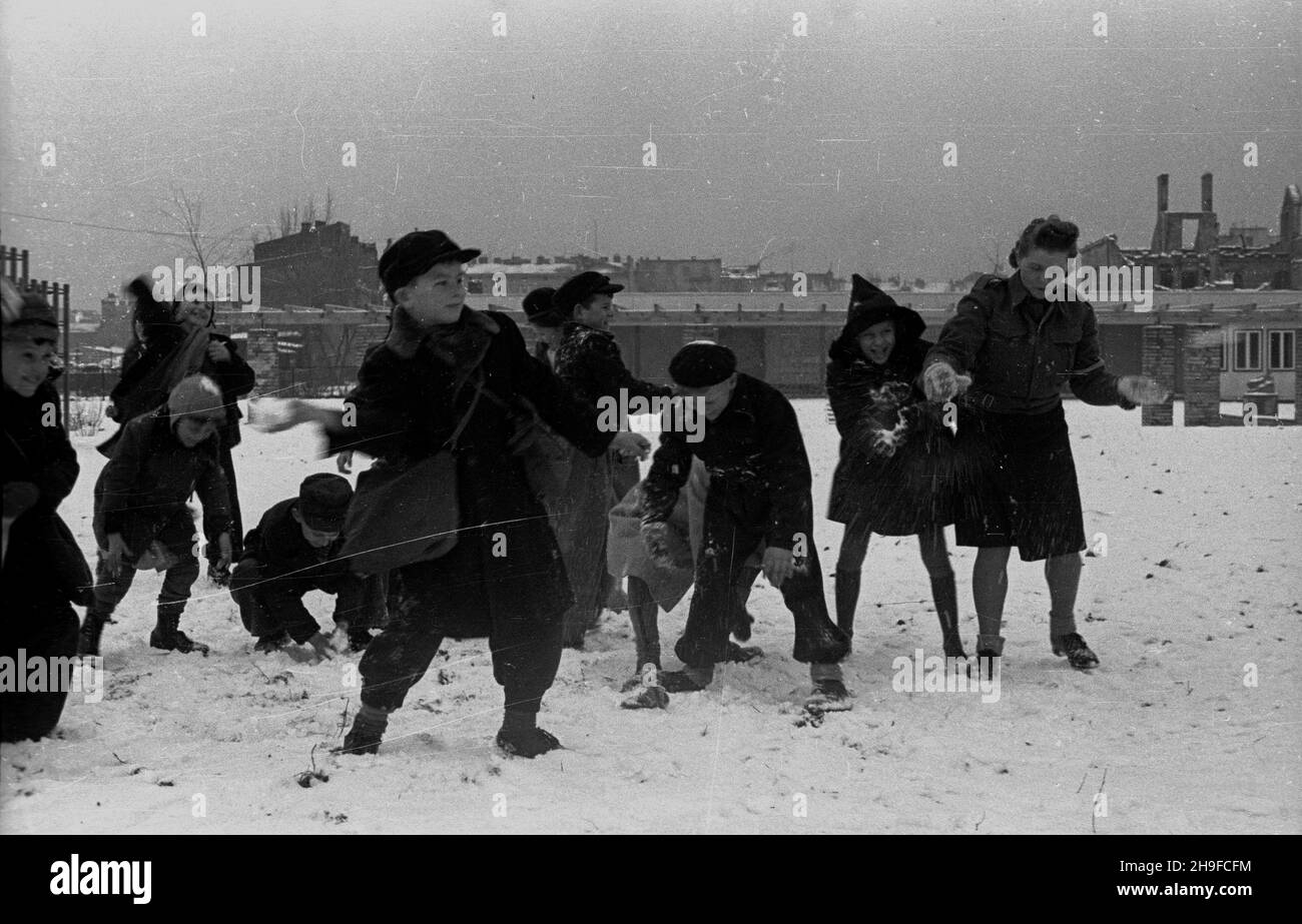 Varsovie, 1948-01-17.Ogród jordanowski nr I przy ul.Ró¿anej na Mokotowie, zbudowany staraniem ¿o³nierzy Korpusu Bezpieczeñstwa Wewnêtrznego.NZ. Zabawa na œniegu - bitwa na œnie¿ki. bb/mgs PAPVarsovie, le 17 janvier 1948.Le terrain de jeux n° 1 pour enfants de la rue Rozana à Mokotow a été construit avec l'aide de soldats du corps de sécurité interne (KBW).Photo : une bataille de boules de neige. bb/mgs PAP Banque D'Images