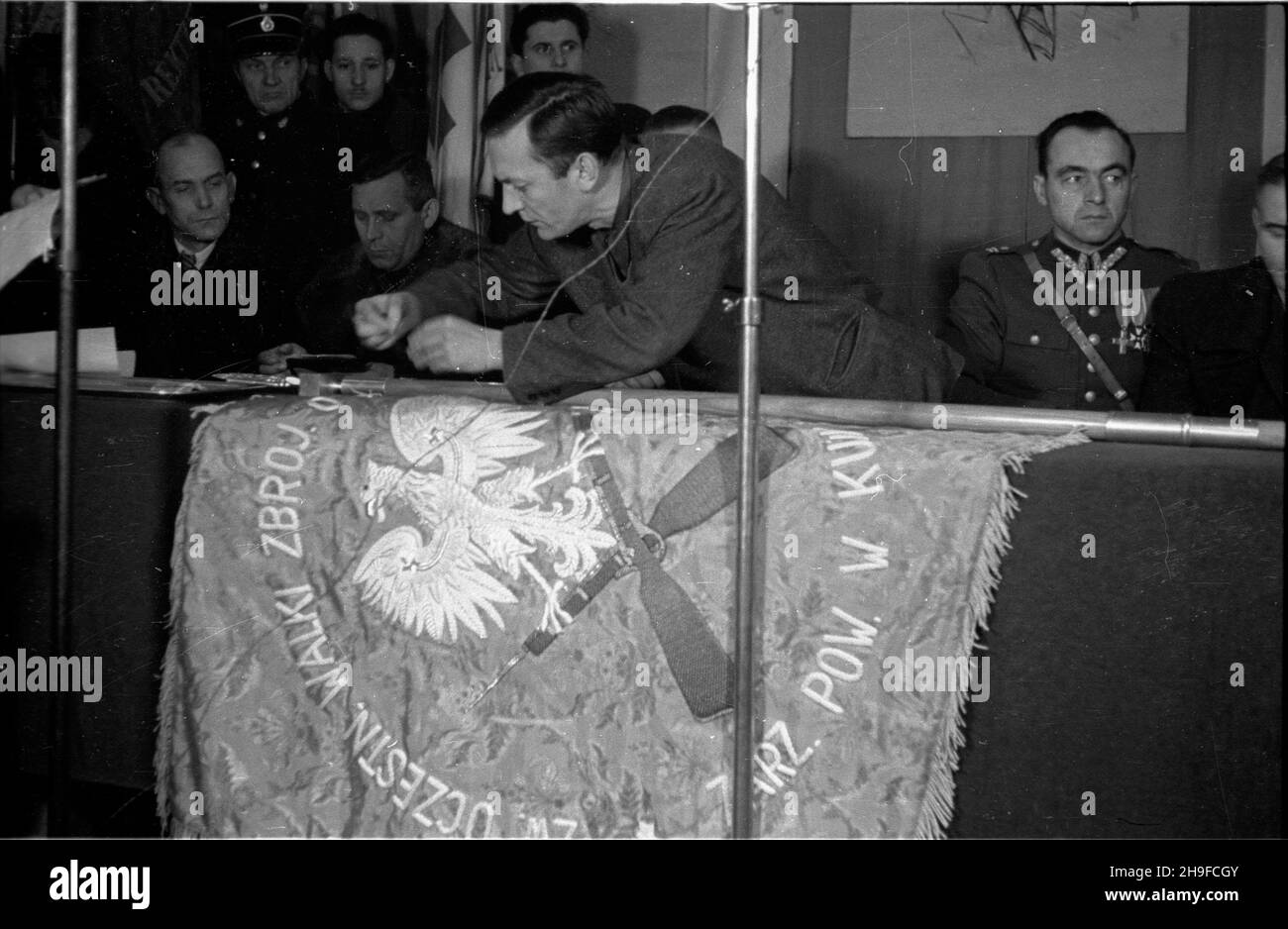 Kutno, 1948-01-17.Trzeci¹ rocznicê oswobodzenia stolitcy uczczono wrêczeniem sztandaru ko³u Zwi¹zku Uczestnikchu Walki Zbrojnej (Z.U.W.) oraz udekorowaniem 98 cz³onków za czynny udzia³ W ruoporu.NZ. Wbicie symbocznego gwoŸdzia W drzewiec sztandaru. mw PAPKutno, 17 janvier 1948.Le 3e anniversaire de la libération de Varsovie a été commémoré avec la présentation d'une bannière à un cercle de l'Union des participants à la lutte armée (Z.U.W., Z) et la décoration de 98 membres pour leur participation au mouvement de résistance.Photo : un clou symbolique en train d'être conduit dans le poteau de la bannière. mw Banque D'Images