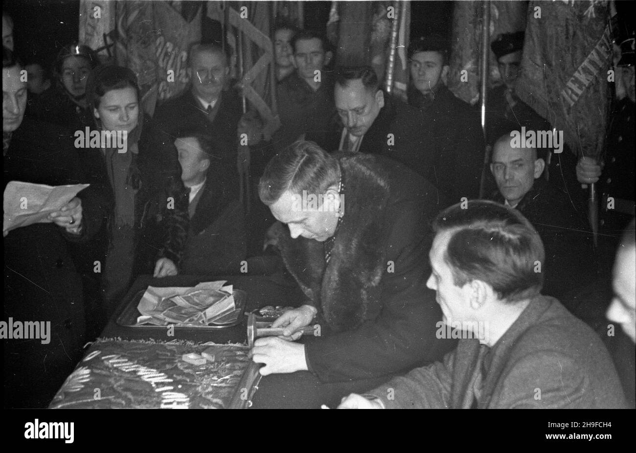 Kutno, 1948-01-17.Trzeci¹ rocznicê oswobodzenia stolitcy uczczono wrêczeniem sztandaru ko³u Zwi¹zku Uczestnikchu Walki Zbrojnej (Z.U.W.) oraz udekorowaniem 98 cz³onków za czynny udzia³ W ruoporu.NZ. Wbicie symbocznego gwoŸdzia W drzewiec sztandaru. mw PAPKutno, 17 janvier 1948.Le 3e anniversaire de la libération de Varsovie a été commémoré avec la présentation d'une bannière à un cercle de l'Union des participants à la lutte armée (Z.U.W., Z) et la décoration de 98 membres pour leur participation au mouvement de résistance.Photo : un clou symbolique en train d'être conduit dans le poteau de la bannière. mw Banque D'Images