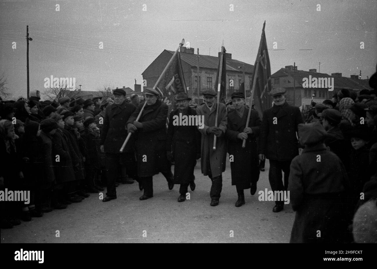 Kutno 1948 01 19 Uroczystoœae Trzeciej Rocznicy Wyzwolenia Miasta Spod Okupacji Niemieckiej Manifestacja Na Rynku Nz Przemarsz Pocztu Sztandarowego Polskiej Partii Socjalistycznej Pps Prises Trybun Honorow Mgs Papkutno 19 Janvier 1948 Le