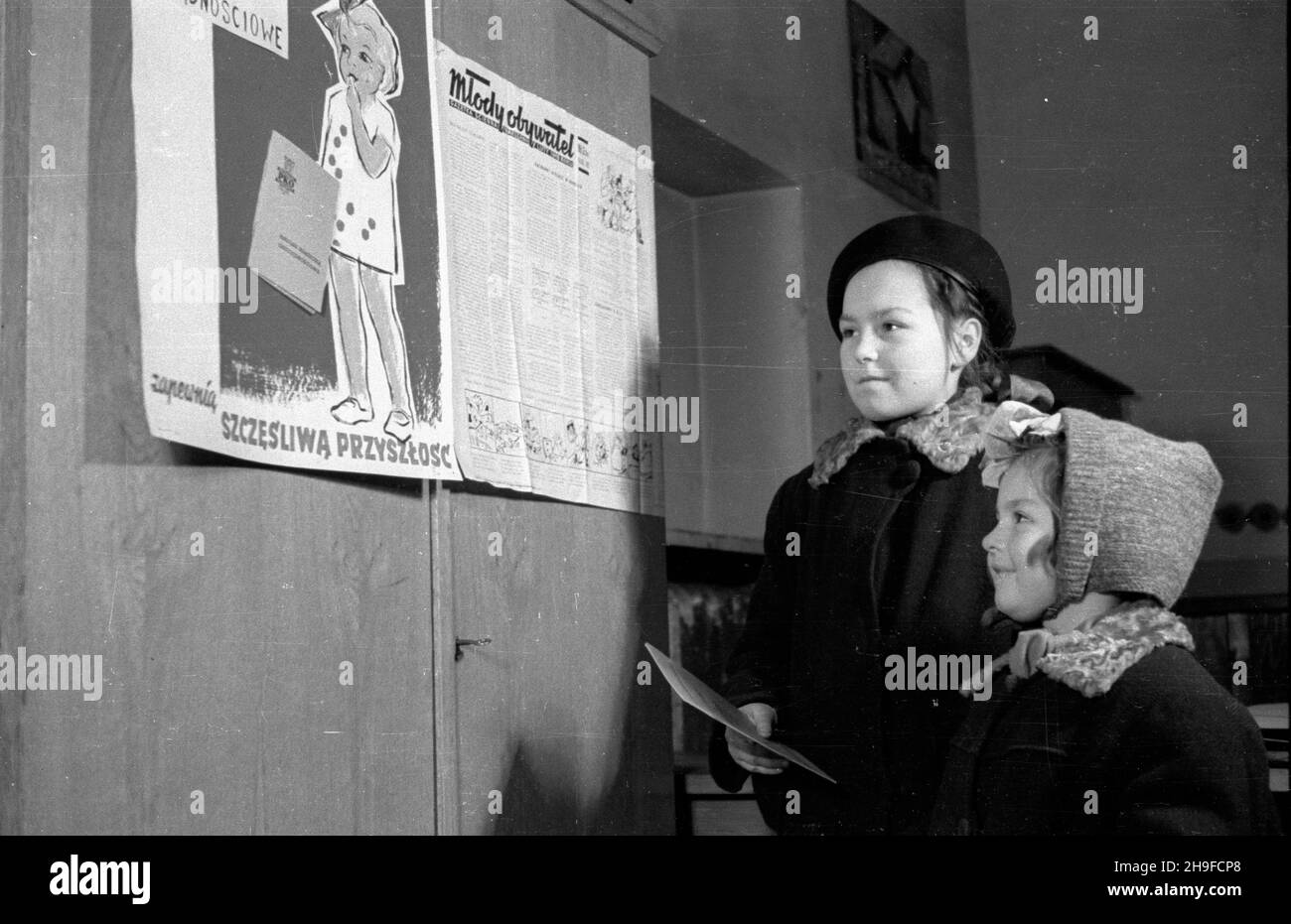 Varsovie, 1948-01-23.Pocztowa Kasa Oszczêdnoœci W Warszawie.NZ. Dziewczynki ogl¹daj¹ plakat propagandowy PKO. bb/mgs PAPVarsovie, le 23 janvier 1948.Le Post Saving Fund (PKO) à Varsovie.Photo : filles lisant l'affiche de promotion à l'épargne. bb/mgs PAP Banque D'Images
