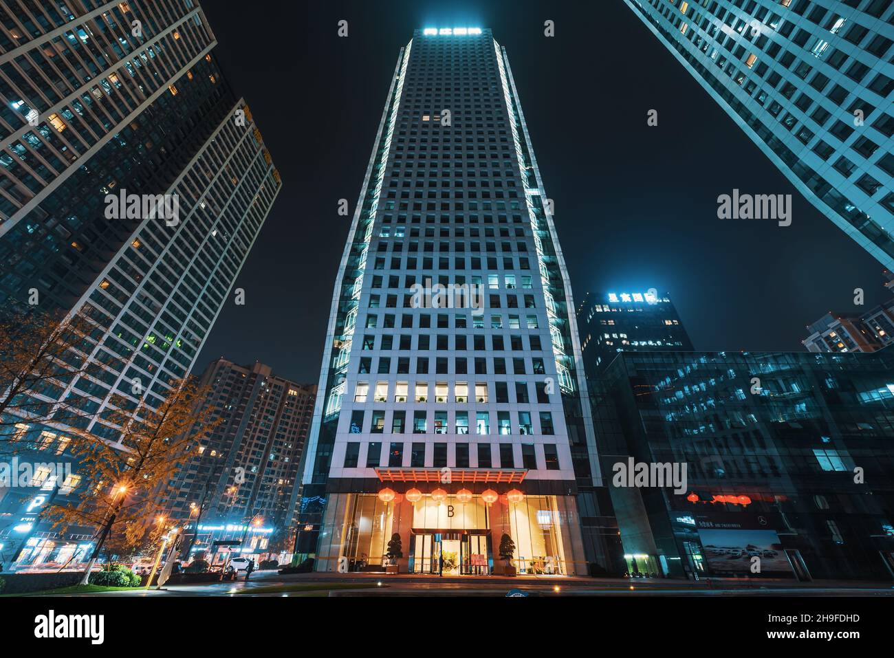 Bâtiments modernes et gratte-ciel illuminés la nuit Banque D'Images