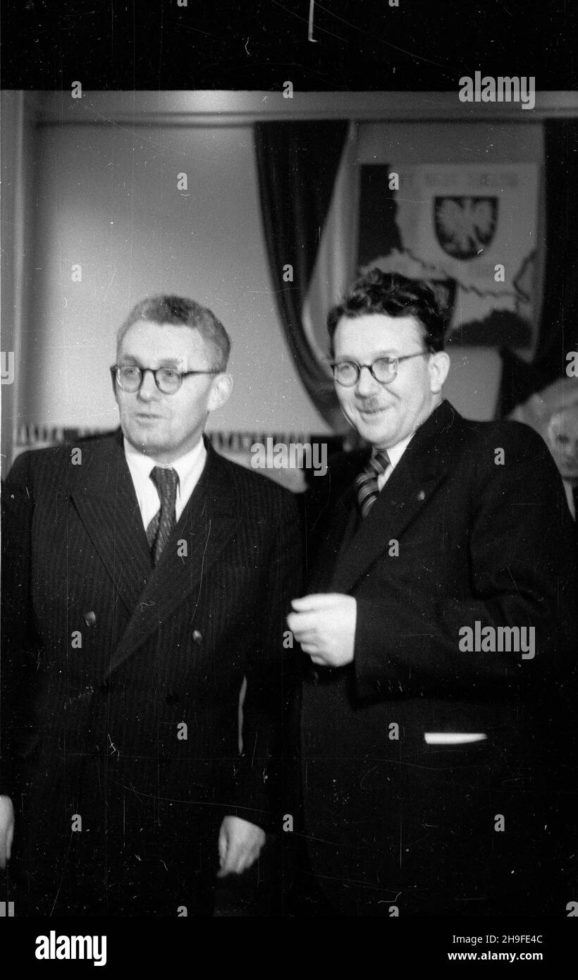 Varsovie, 1948-02.Otwarcie W Muzeum Narodowym wystawy czechos³owackiej urbanistyki i archiektury wnêtrz.NZ. ambasador czechos³owacki Józef Hejret i ministre kultury i sztuki Stefan Dybowski (P). po/gr PAP Dok³adny dzieñ wydarzenia nieustalony.Varsovie, le 1948 février.L'exposition d'architecture et de design d'intérieur tchécoslovaque s'ouvre au Musée national.Photo : l'ambassadeur tchécoslovaque Jozef Hejret et le ministre de la Culture et des Arts Stefan Dybowski (de droite). po/gr PAP Banque D'Images