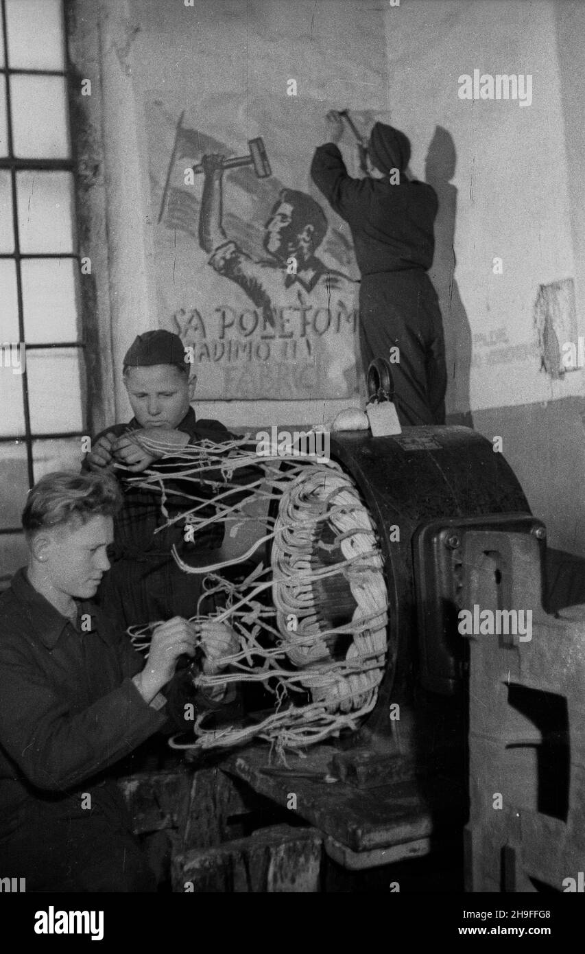 ¯ychlin, 1948-02-01.Fabryka Motorów Elektrycznych, gdzie pracuje m³odzie¿ z wymiany polsko-jugos³owiañskiej (byli partyzanci jugos³owiañscy).m³odzi robotnicy poznaj¹ budowê silnika.W tle plakat propagandowy W jêzyku serbsko-chorwackim.Dok³adny dzieñ wydarzenia nieustalony. bk PAPZychlin, 1er février 1948.Jeunes (ex-partisans yougoslaves) travaillant à l'usine automobile électrique dans le cadre des échanges entre la Pologne et la Yougoslavie.Photo : les jeunes travailleurs se familiarisent avec la structure d'un gros moteur.En arrière-plan une affiche de propagande dans Serbo-croate. bk PAP Banque D'Images