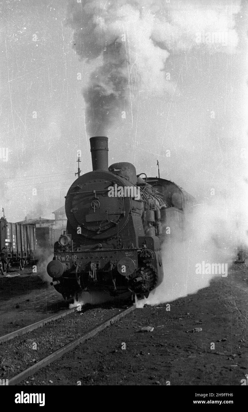 Katowice, 1948-02.¿a¿na stacjê Polskich Kolei Pañstwowych (PKP). uu PAP Dok³adny dzieñ wydarzenia nieustalony.Katowice, 1948 février.Un moteur à vapeur se tirant dans une station des chemins de fer polonais (PKP). uu PAP Banque D'Images