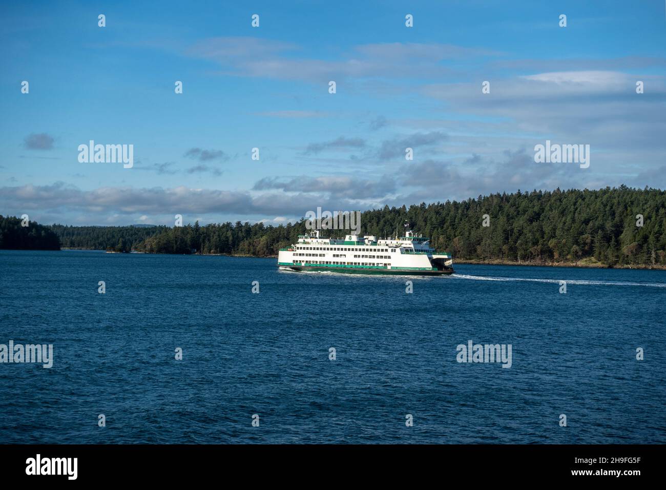 San Juan Islands, WA USA - vers novembre 2021 : vue sur un ferry de l'État de Washington qui se rend à l'une des îles de San Juan par une journée ensoleillée et lumineuse Banque D'Images