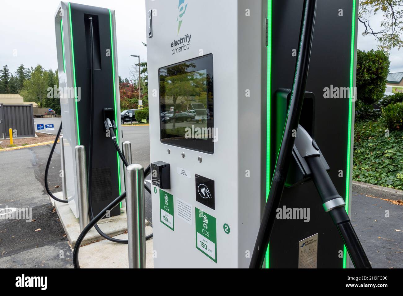 Kirkland, WA USA - vers septembre 2021 : vue sur la rue d'une station de charge de voiture électrique dans le parking d'une épicerie QFC. Banque D'Images