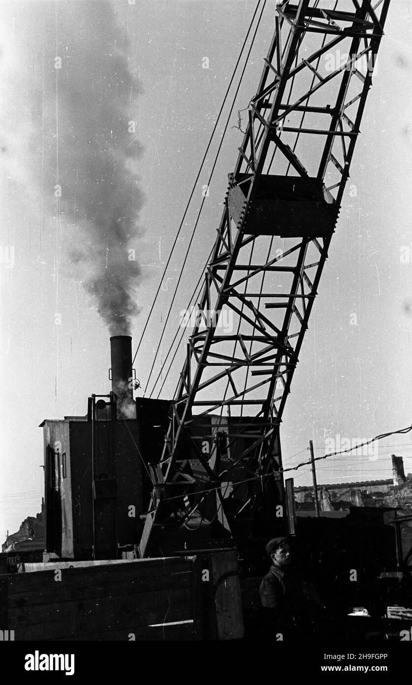 Varsovie, 1948-02.Budowa Trasy Wschód-Zachód.Prace przy rozbiórce wiaduktu Pancera, ³¹cz¹cego Stare Miasto z dawnym mostem Kierbedzia.NZ. Tzw. Kopaczka parowa. uu PAP Dok³adny dzieñ wydarzenia nieustalony.Varsovie, le 1948 février.La construction de la route W-Z (est-ouest).La démolition du survol de Pancera reliant la vieille ville à l'ancien pont de Kierbedzia.Photo : une pelle à vapeur. uu PAP Banque D'Images