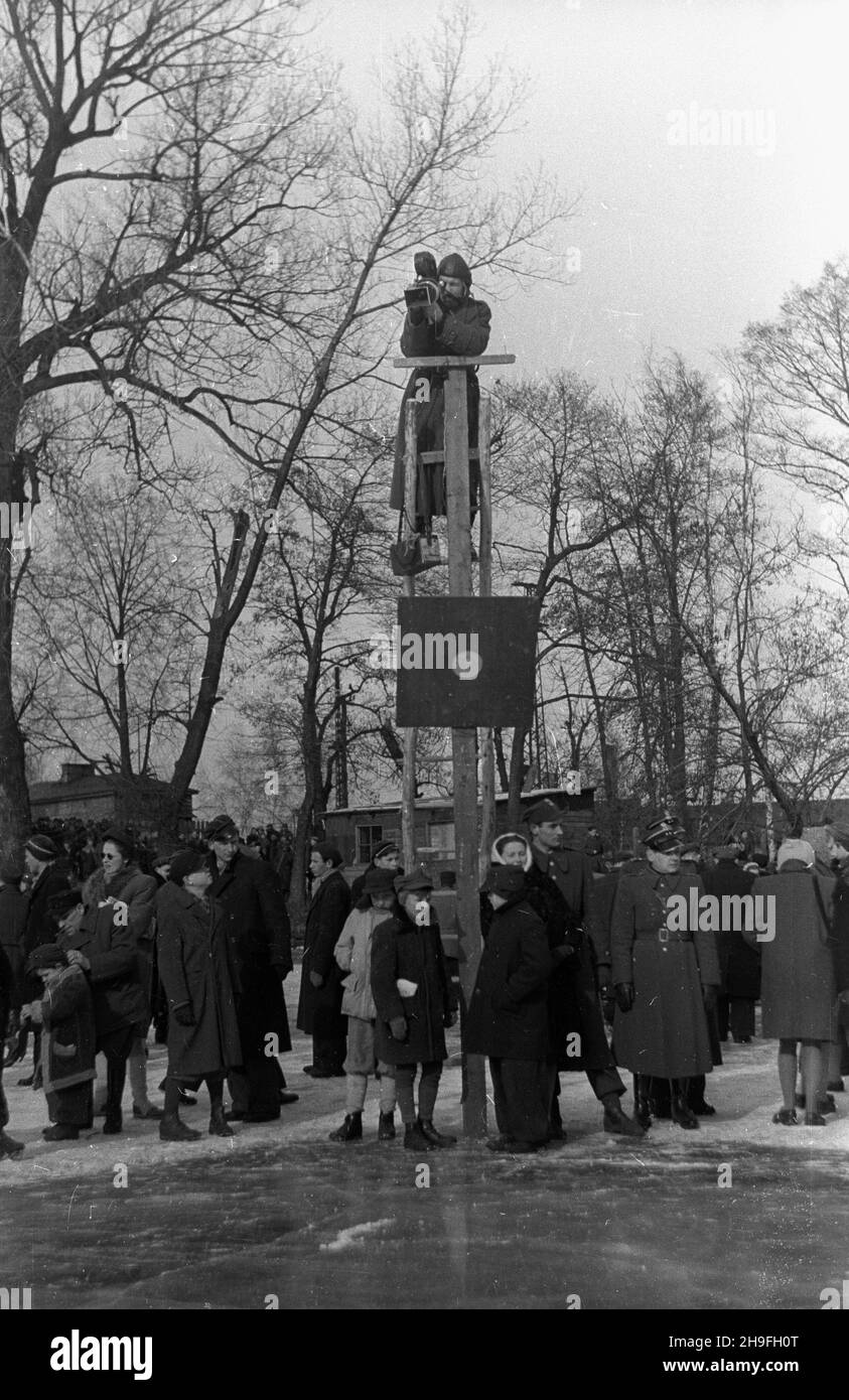 Prusse, 1948-02.W dniach 21 i 22 lutego 1948 roku W parku miejskim rozetrano Mistrzostwa Polski W ³y¿wiarstwie.NZ. Opérateur Polskiej Kroniki Filmowej rejestruje przebieg zawodñ. msa PAP Dok³adny dzieów wydarzenia nieustalony.Pruszkow, 1948 février.Championnat de patinage de Pologne tenu dans le parc municipal les 21 et 22 février 1948.Photo : le caméraman polonais Newsreel filme le concours. msa PAP Banque D'Images