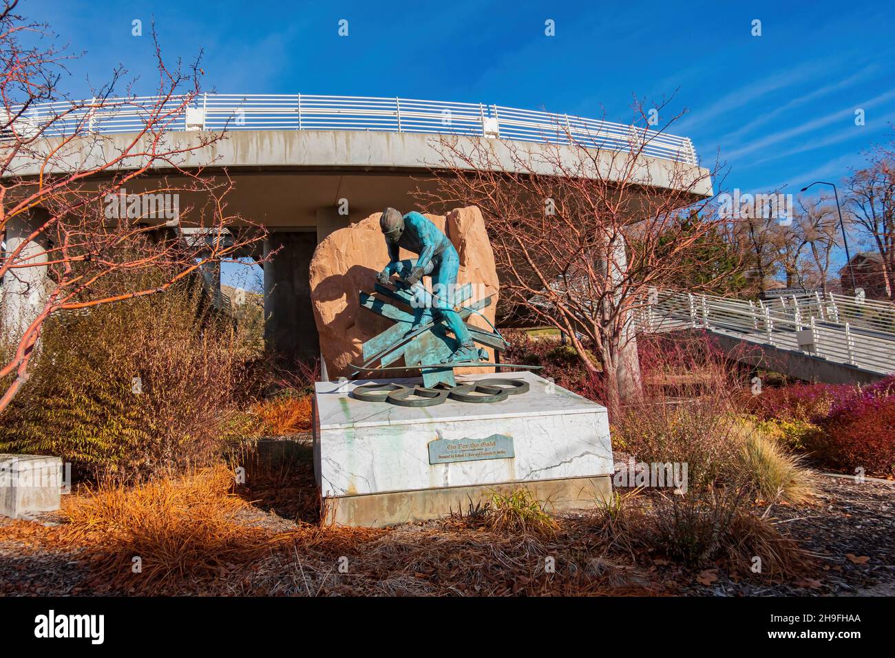 Salt Lake City, DEC 4 2021 - partez pour la sculpture d'or sous le pont George S Eccles 2002 Legacy Banque D'Images