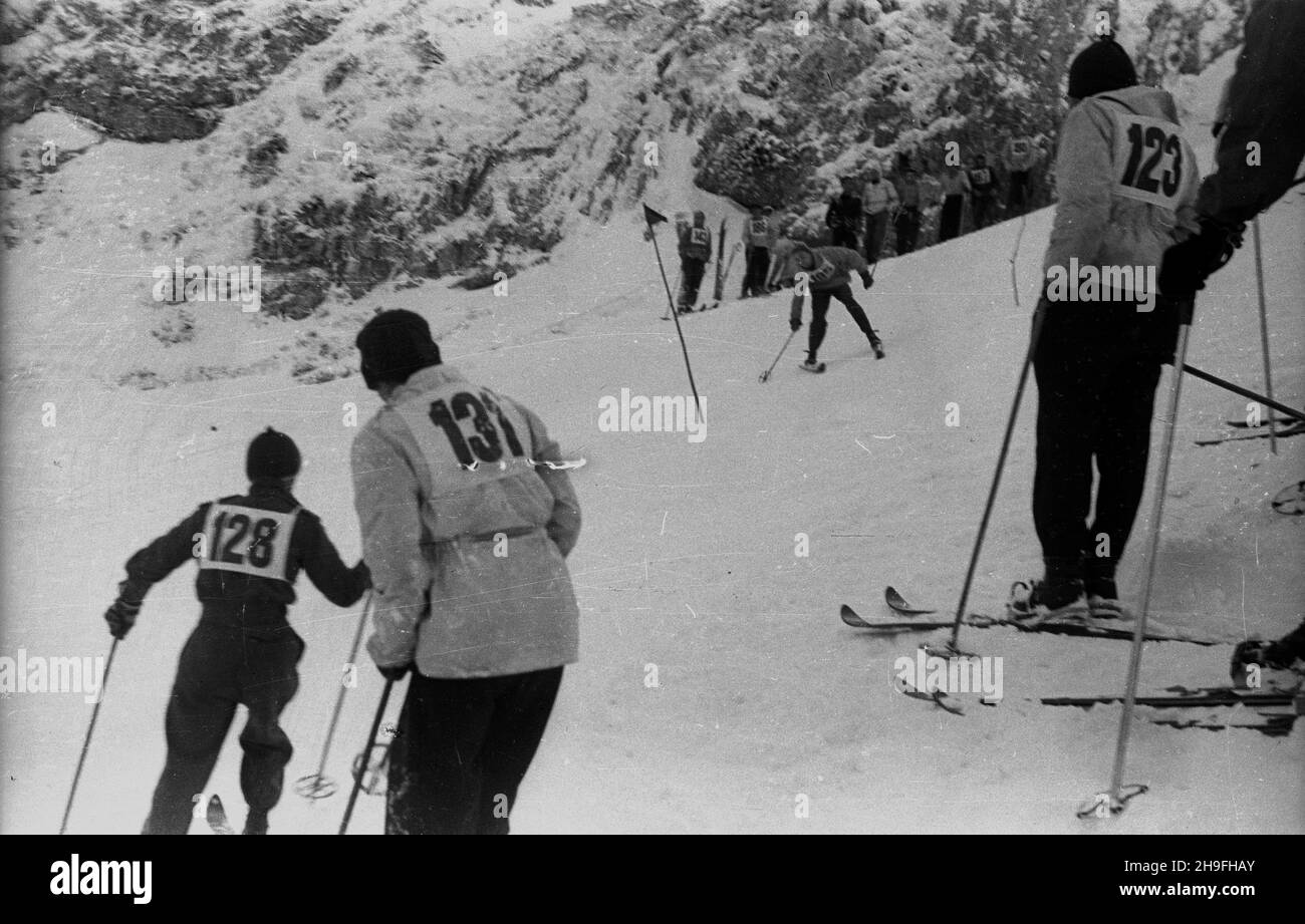 Zakopane, 1948-02-02.Mistrzostwa Polski Juniorów W konkurencjach narciarskich.W najwiêkszej po wojnie imprezie sportowej uczestniczy³o ponad 650 zawodników.Po/gr PAP. Slalom. NZZakopane, 2 février 1948.Pologne championnats juniors de ski.Le plus grand événement sportif après la guerre a attiré plus de 650 concurrents.Photo : slalom. po/gr PAP Banque D'Images