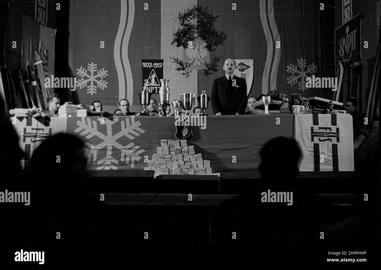 Zakopane, 1948-02-02.Mistrzostwa Polski Juniorów W konkurencjach narciarskich.W najwiêkszej po wojnie imprezie sportowej uczestniczy³o ponad 650 zawodników.uroczystoœæ wrêczenia nagród W hotelu Morskie Oko na Krupówkach. po/gr PAPZakopane, 2 février 1948.Championnat de ski des moins-ans de Pologne.Le plus grand événement après la Seconde Guerre mondiale a attiré plus de 650 sportifs.Photo : cérémonie de remise des prix à l'hôtel Morskie Oko, rue Krupowki. po/gr PAP Banque D'Images